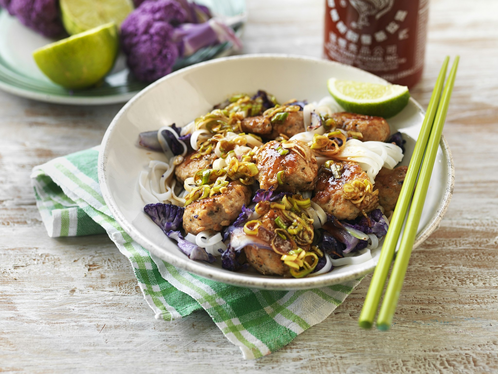 Kycklingfärsbiffar med nudlar