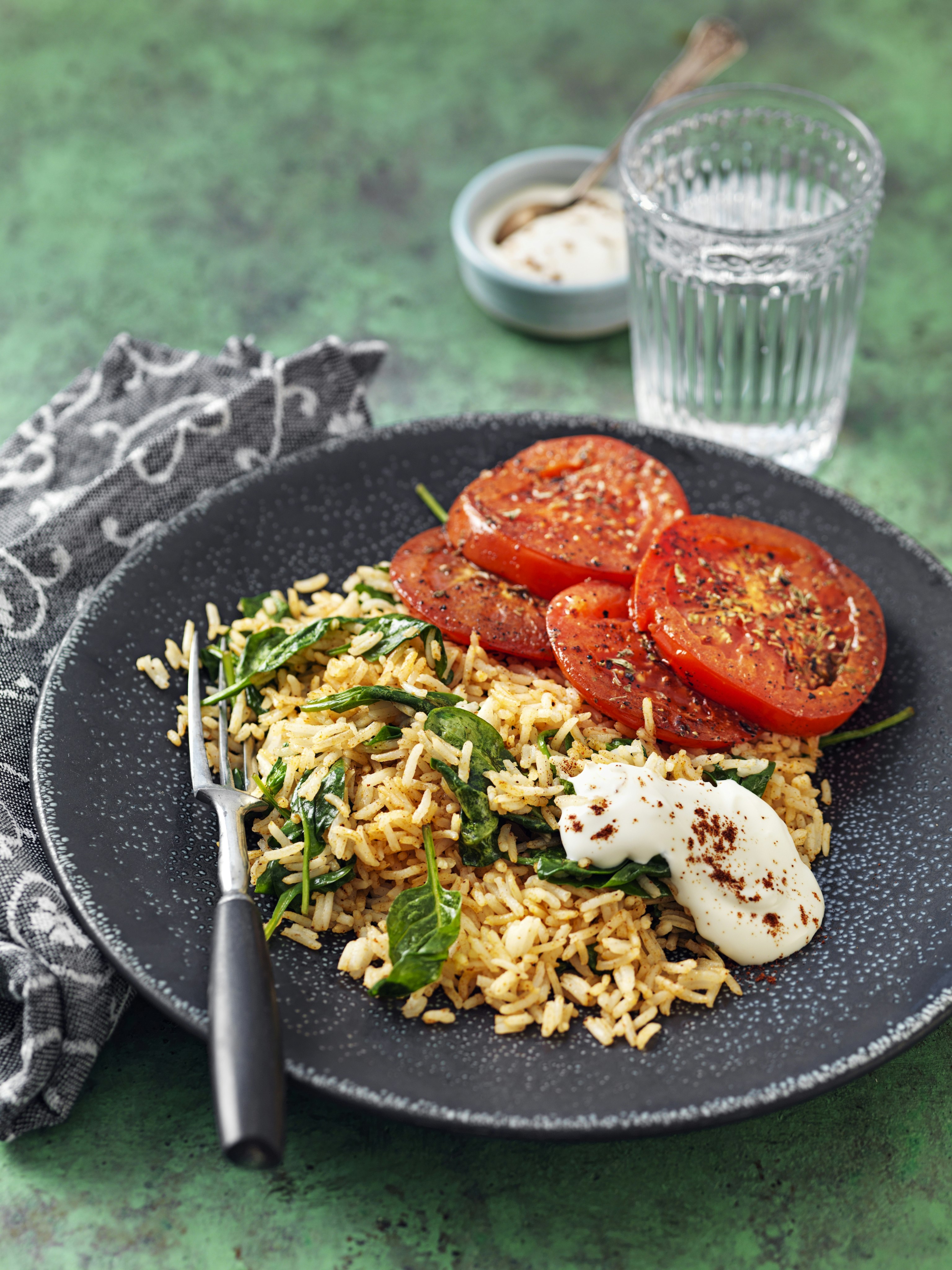 Kryddris med tomater och vitlökskräm