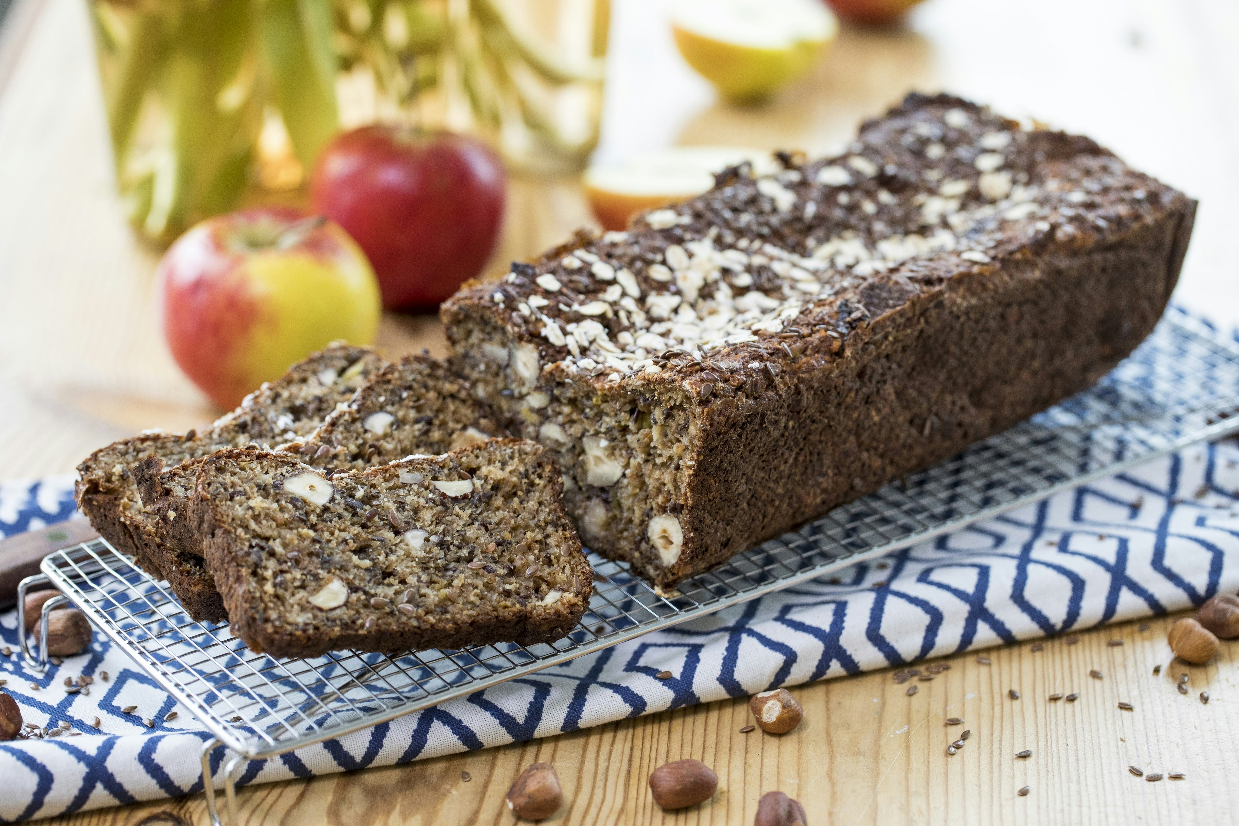 Kvarglimpa med äpple och hasselnötter