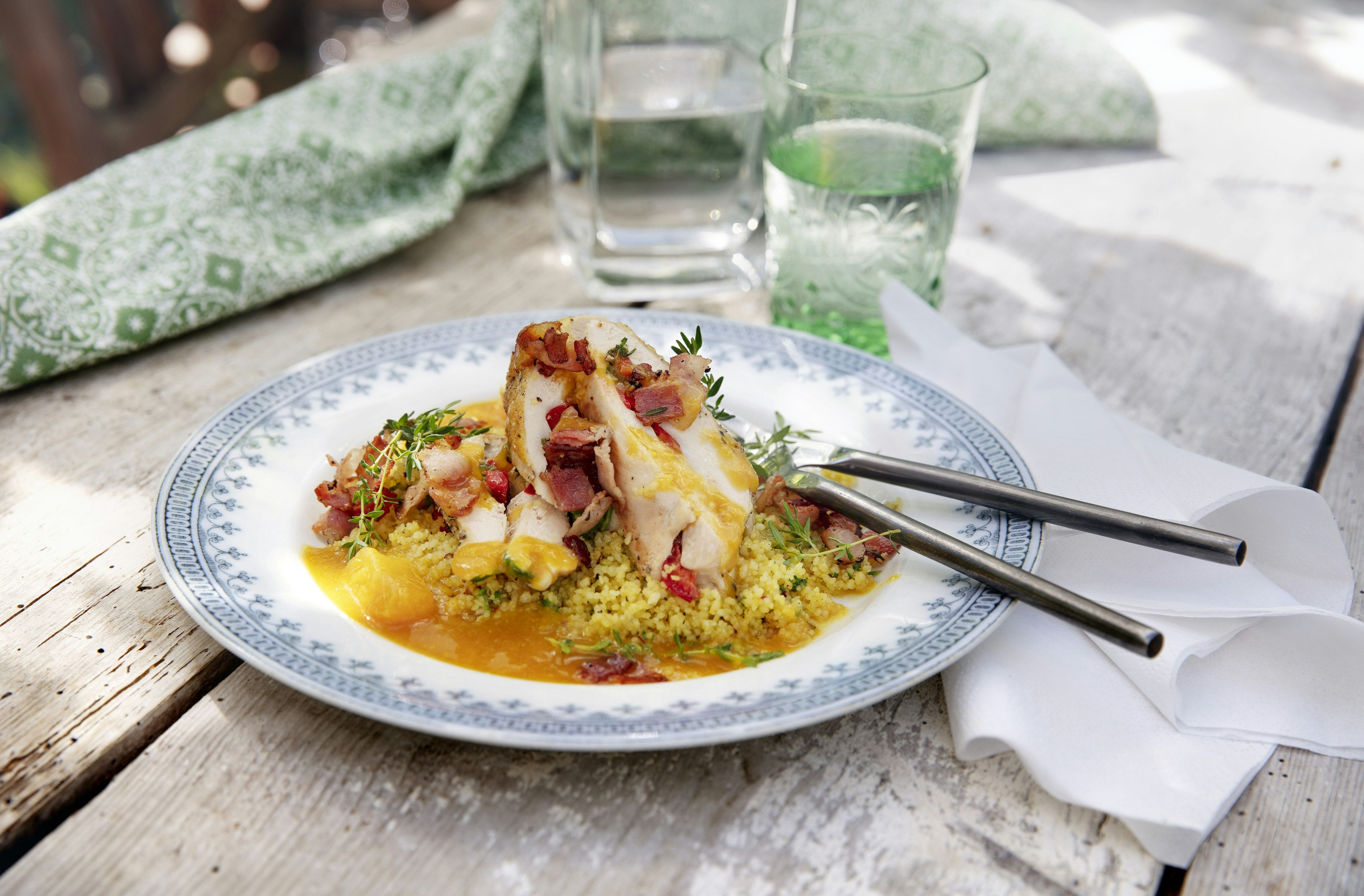 Kyckling med apelsinsky och örtig couscous