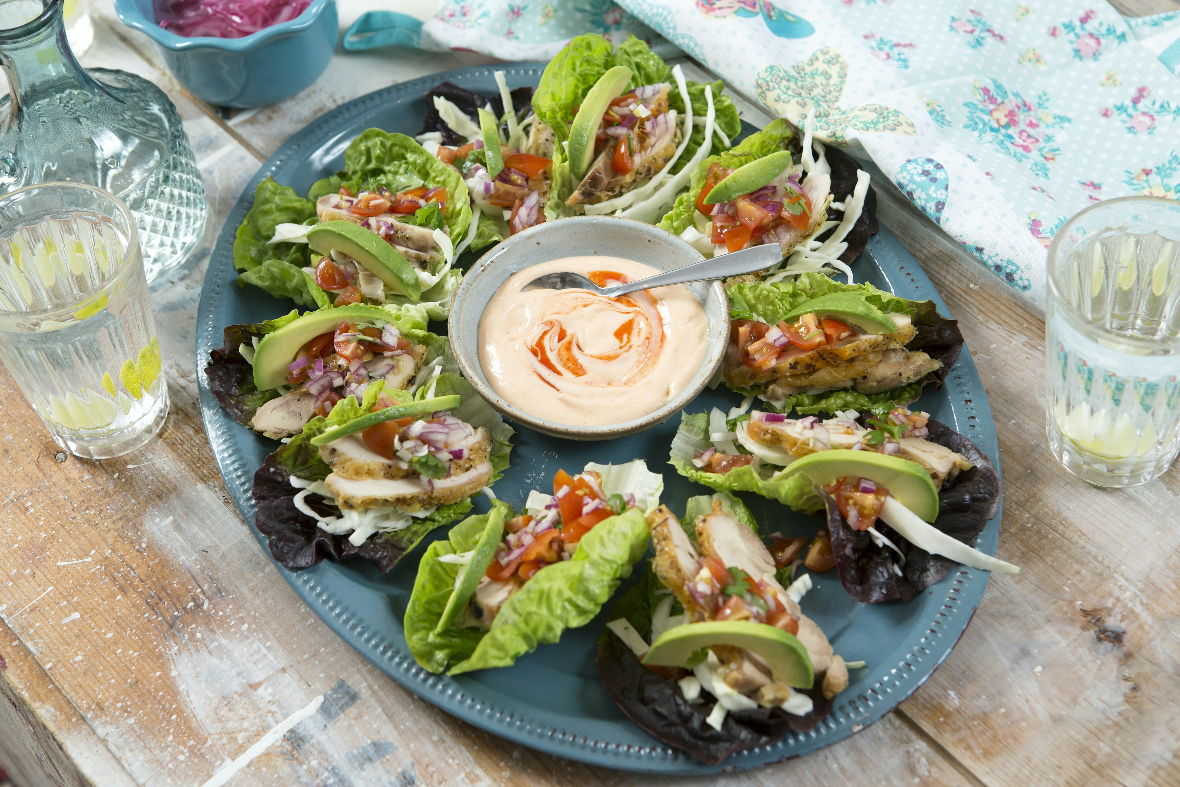 Kyckling med avokado i salladsblad