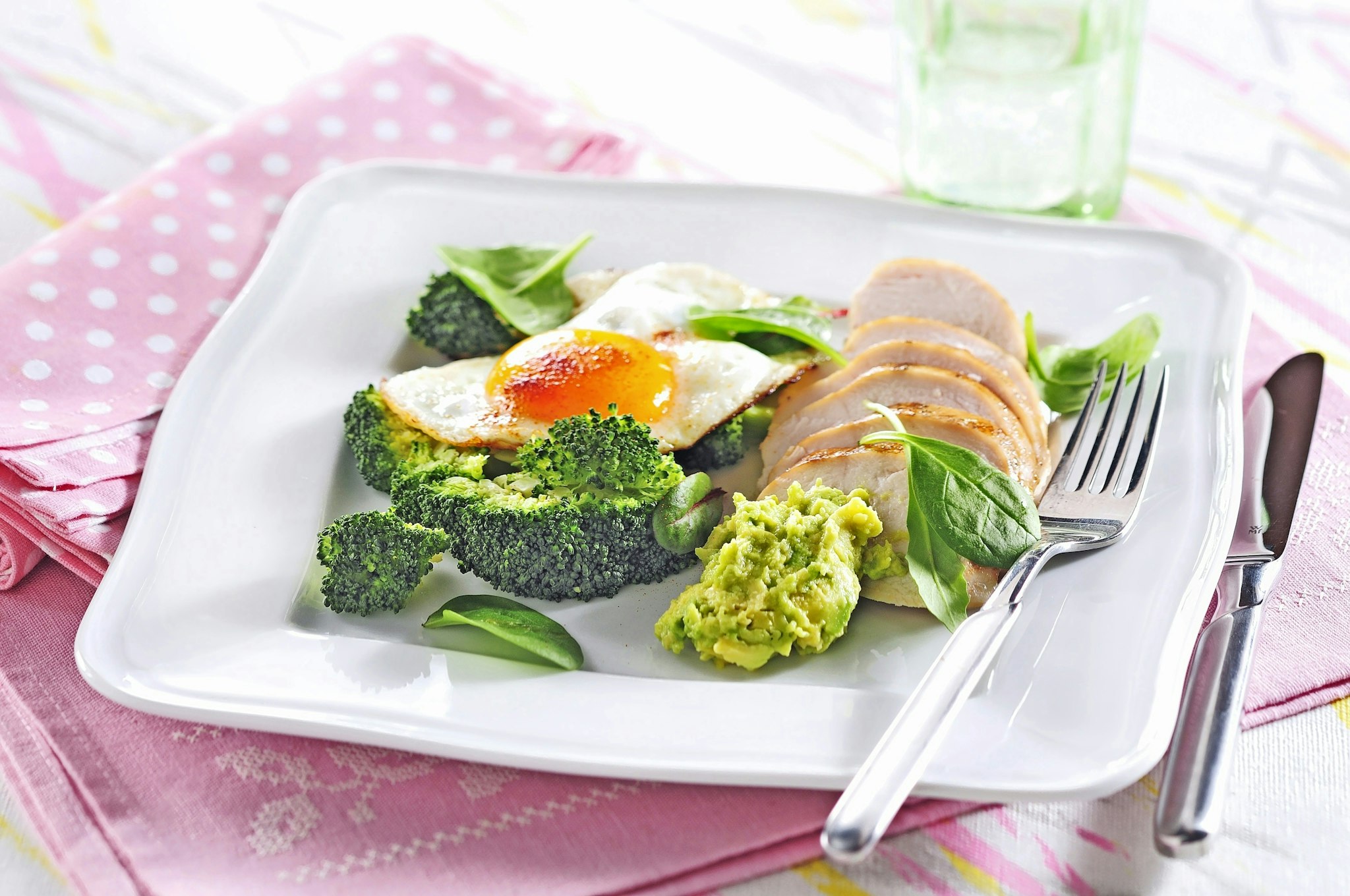 Kyckling med avokadoröra och stekt ägg