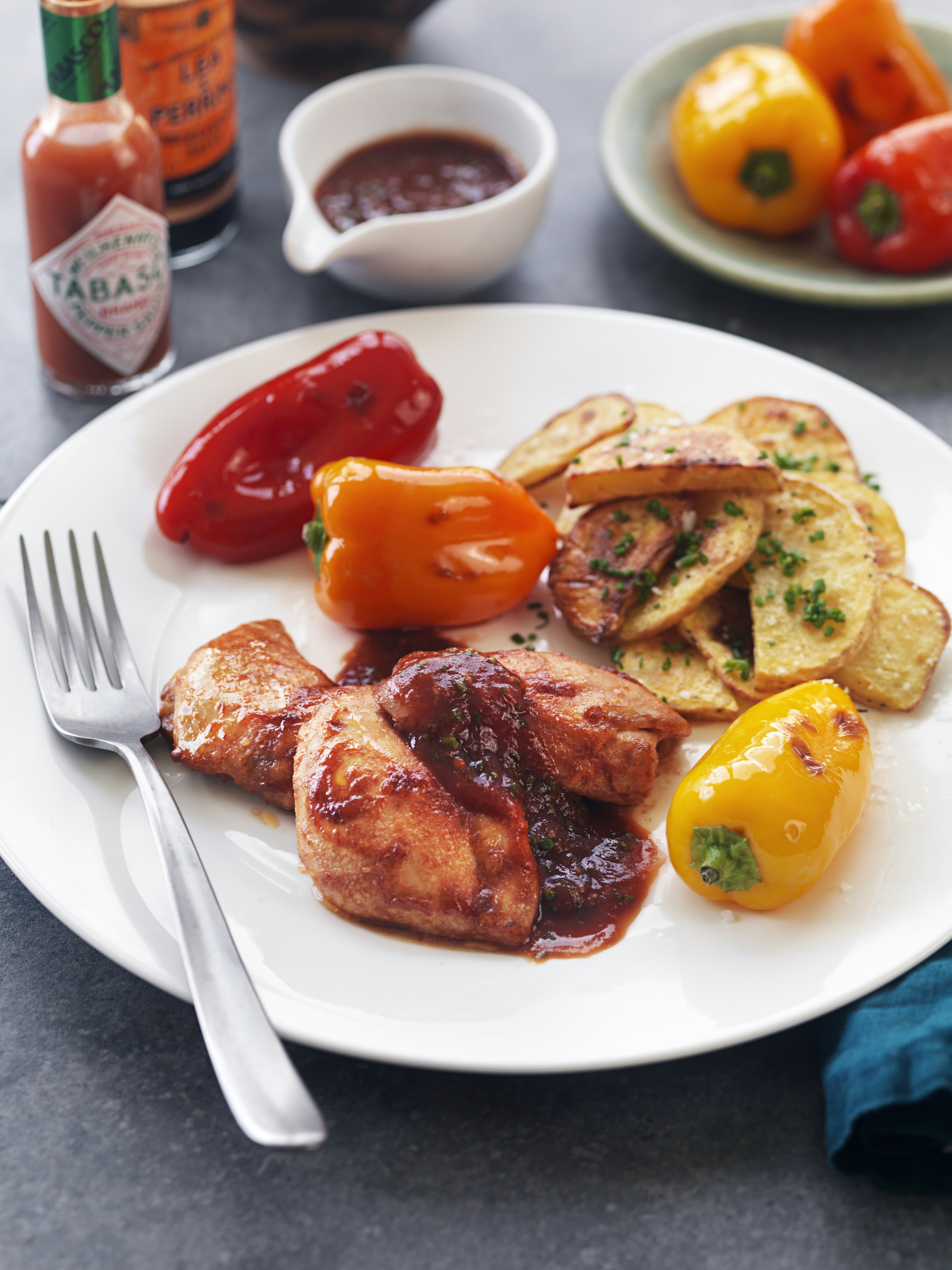 Kyckling med pikant chilisås och stekt paprika