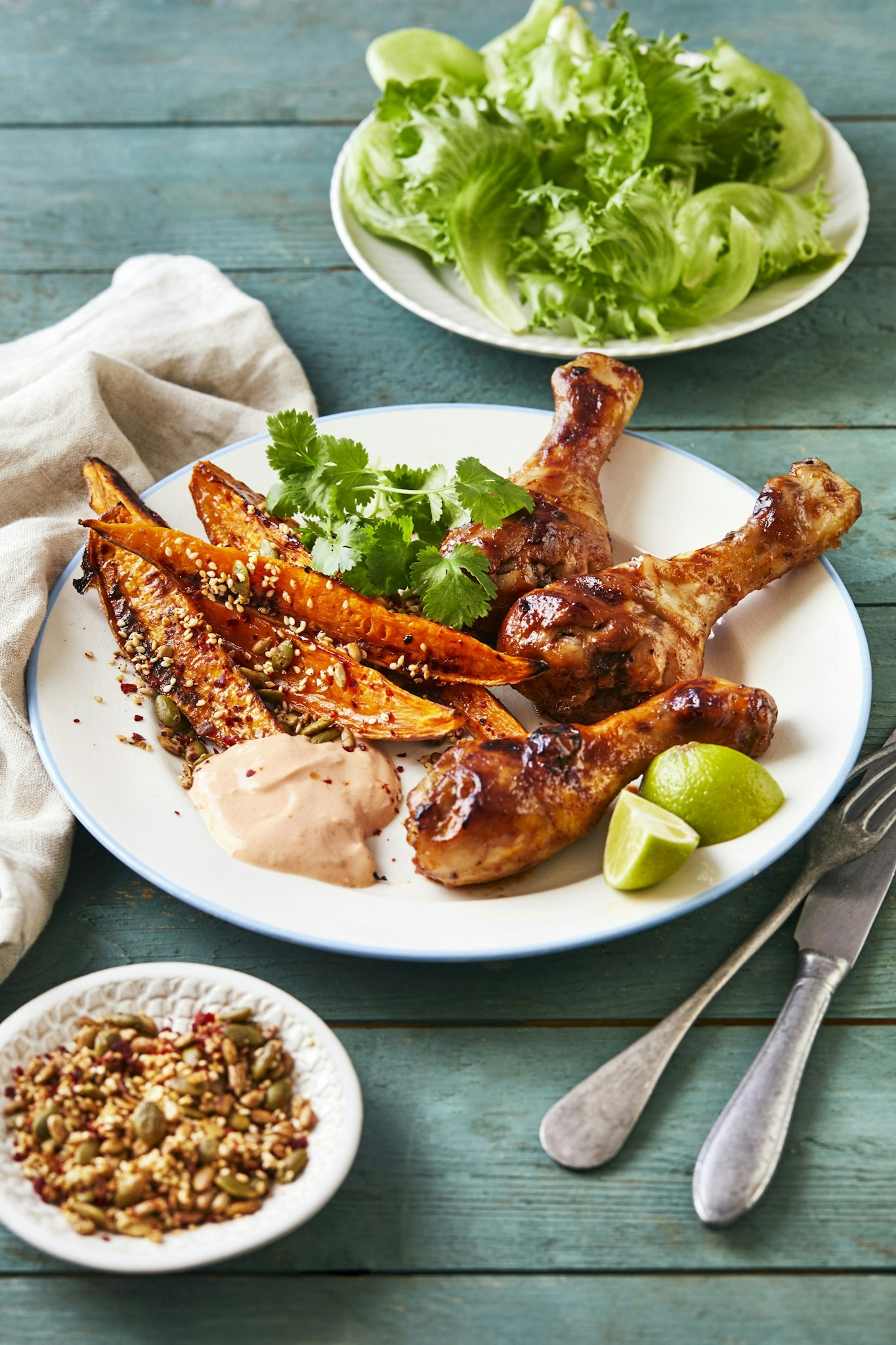 Kyckling med rostad sötpotatis och chiliyoghurt