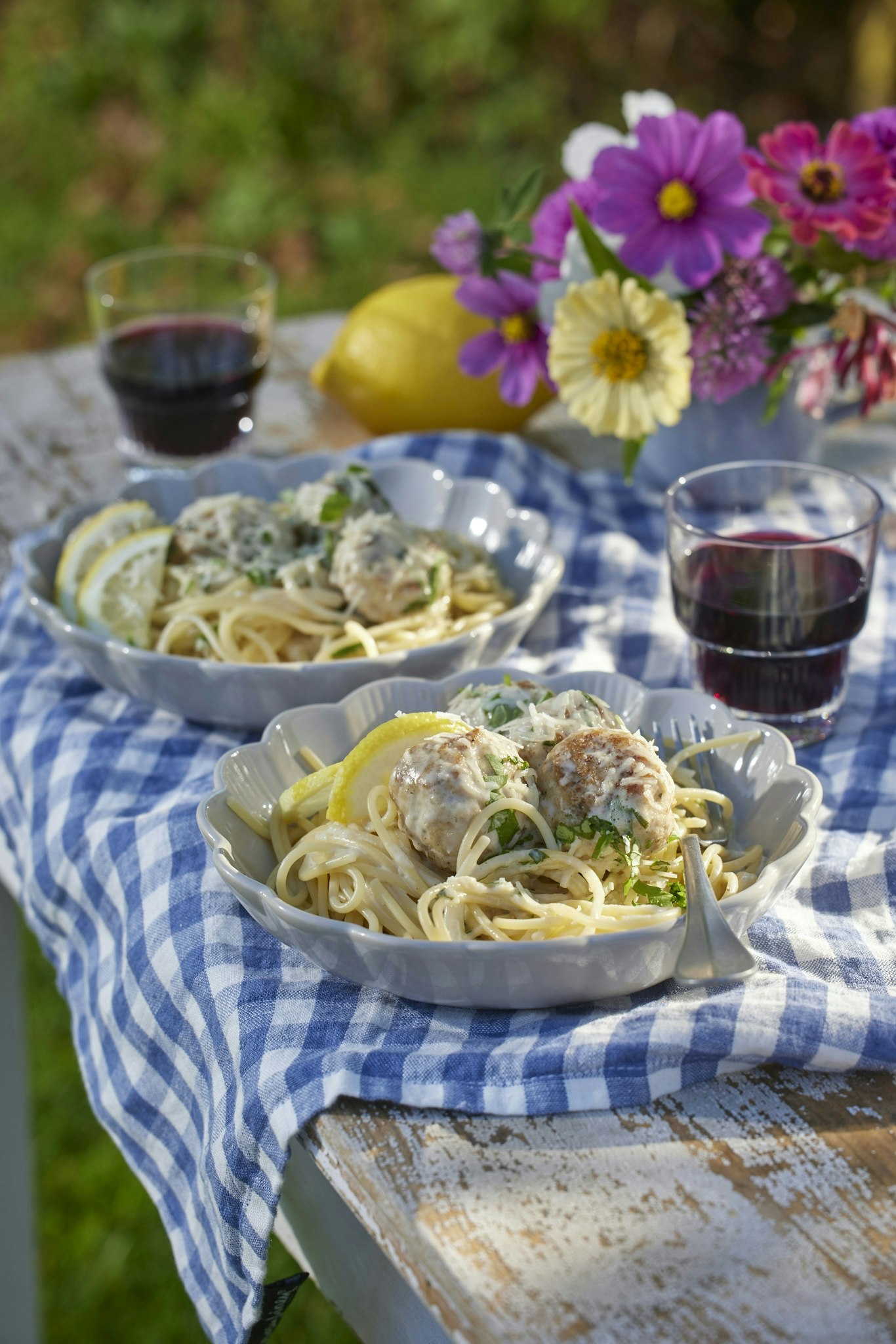 Kycklingbullar i citron- och basilikasås