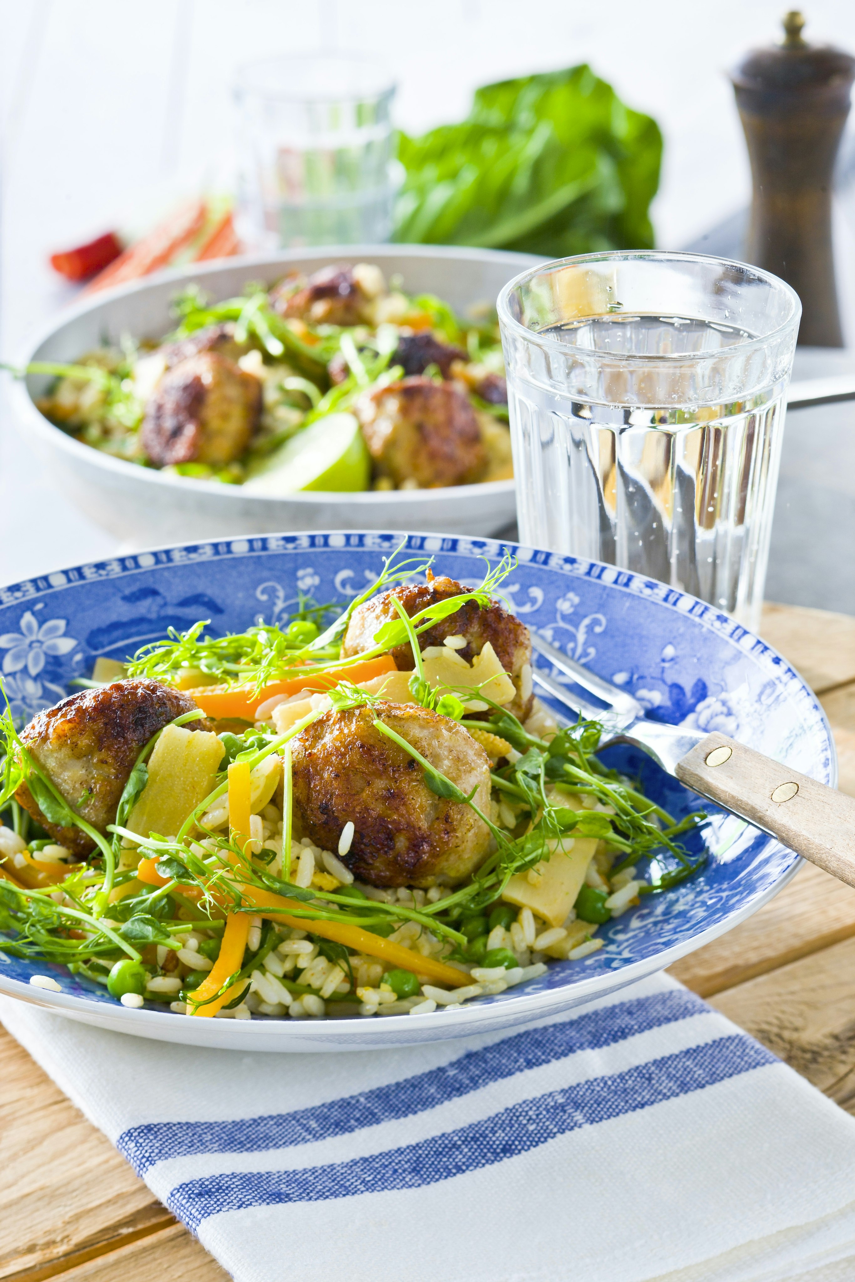 Kycklingbullar med grönsaksris