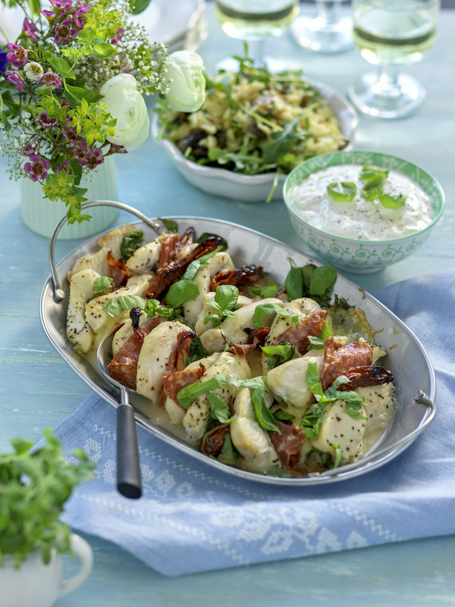 Kycklingfilé med mozzarella och salami