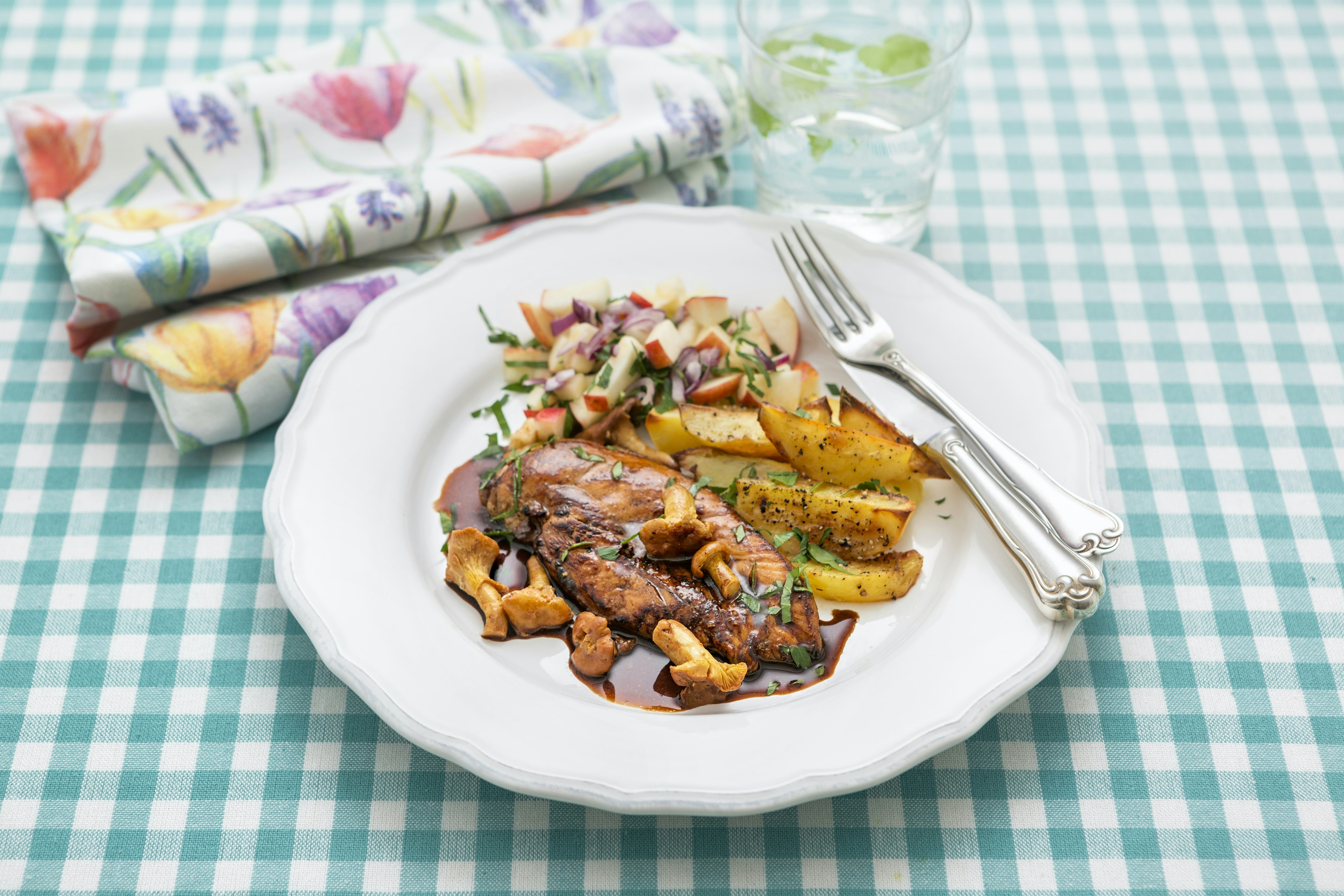 Kycklingfilé med svamp och äppelsallad