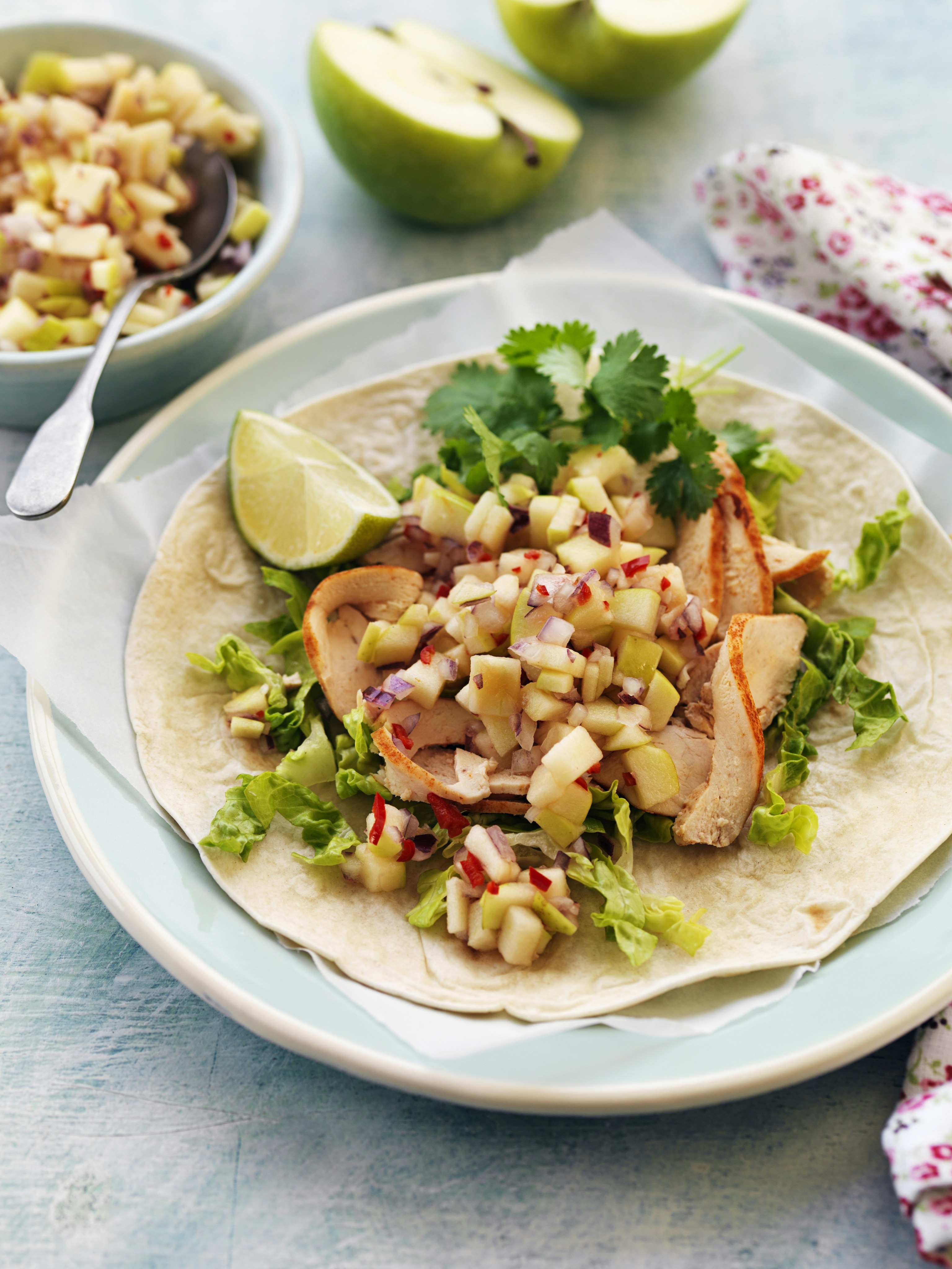 Kycklingfiléwrap med äppelsalsa