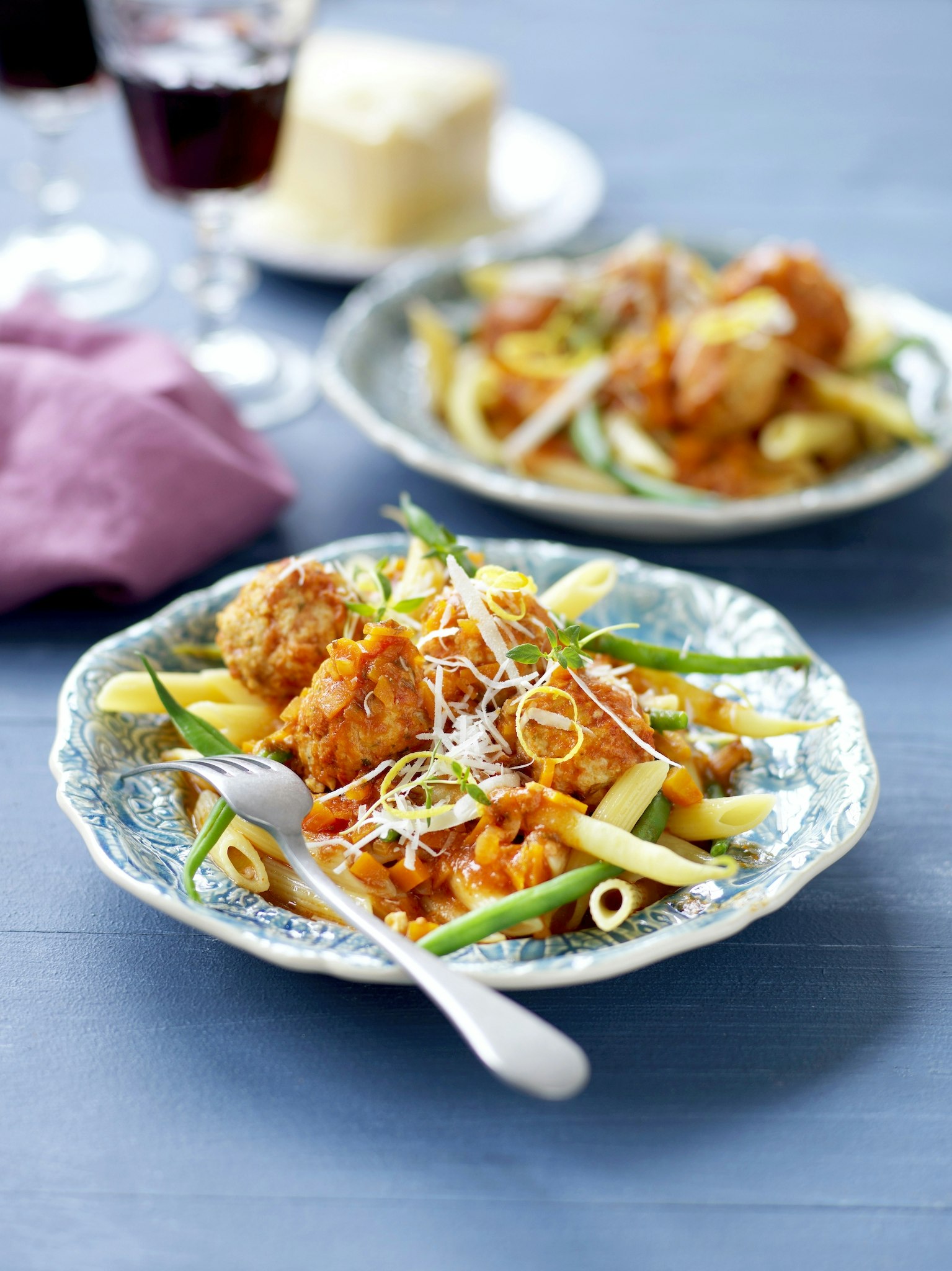 Kycklingfrikadeller i mustig tomatsås