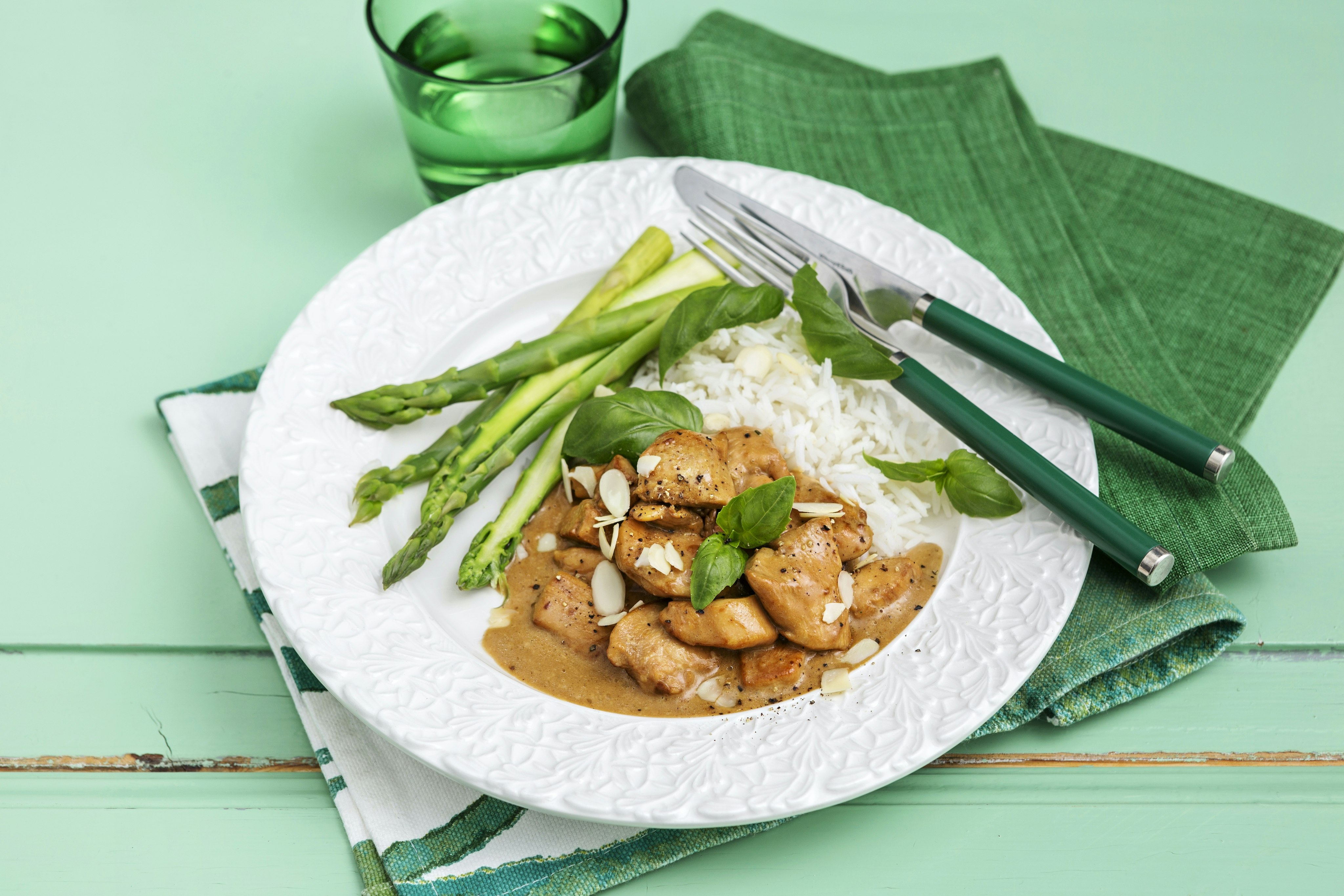 Kycklinggryta med basilika och mandel