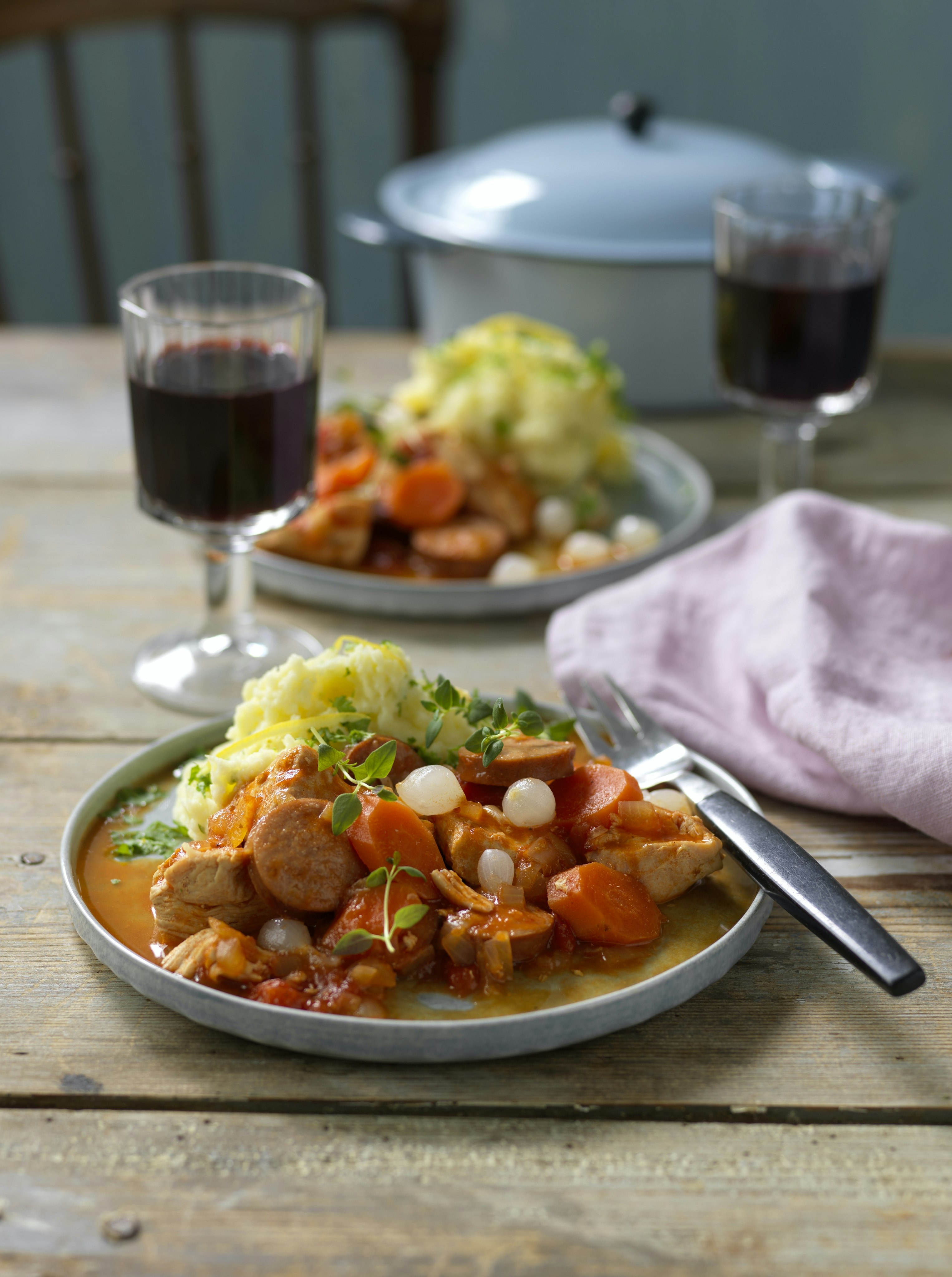 Kycklinggryta med chorizo och syltlök