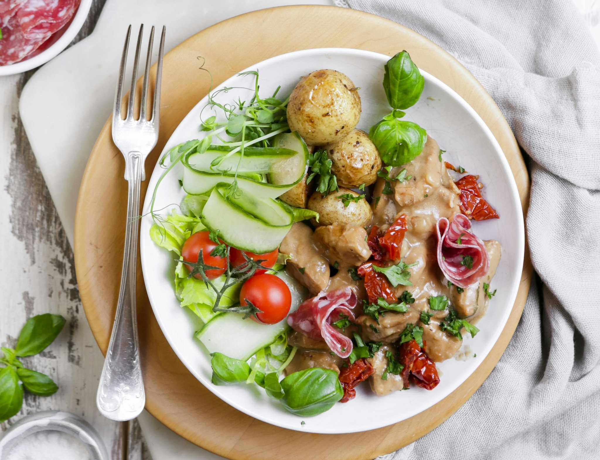 Kycklinggryta med salami, basilika och tomat