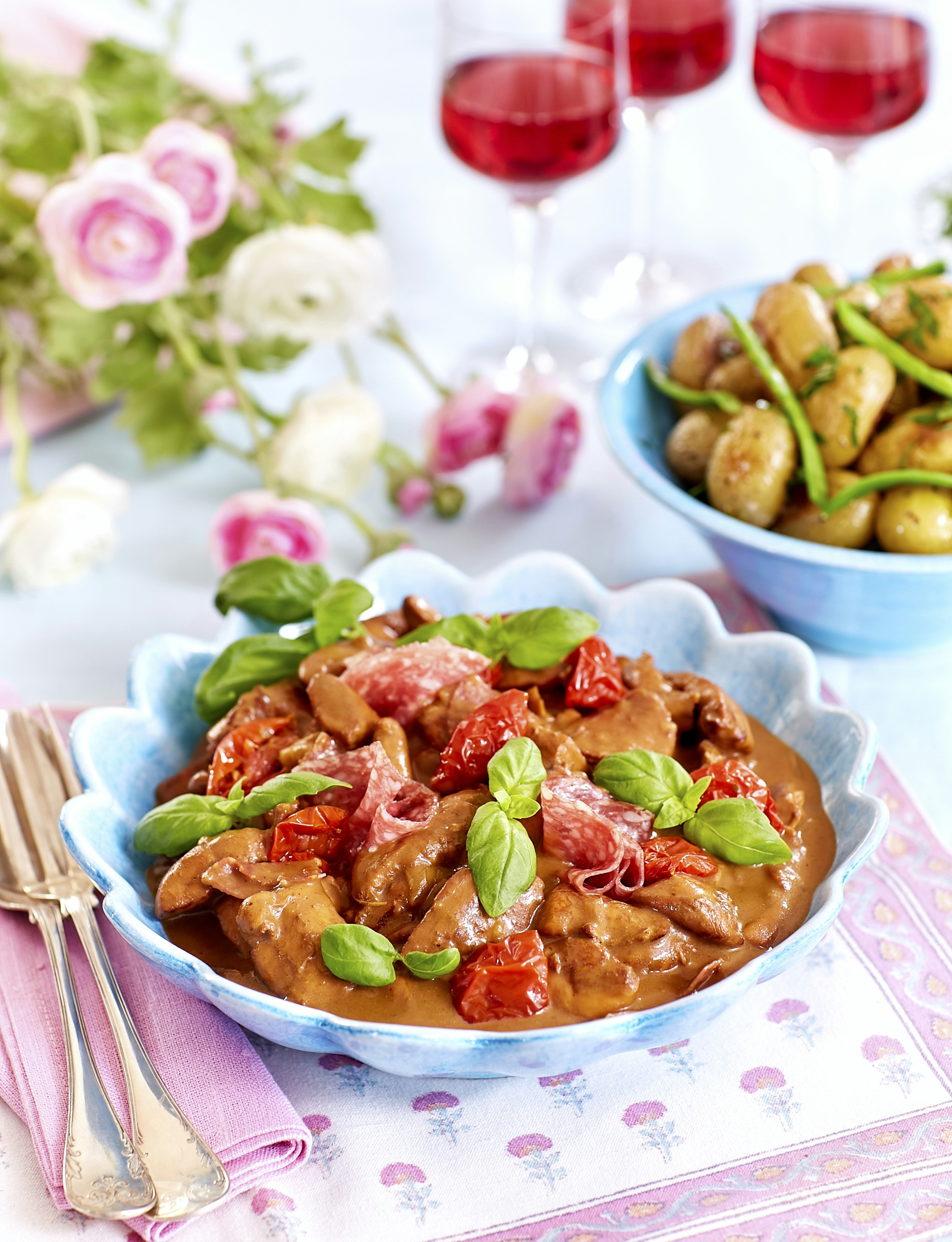 Kycklinggryta med salami och soltorkade tomater