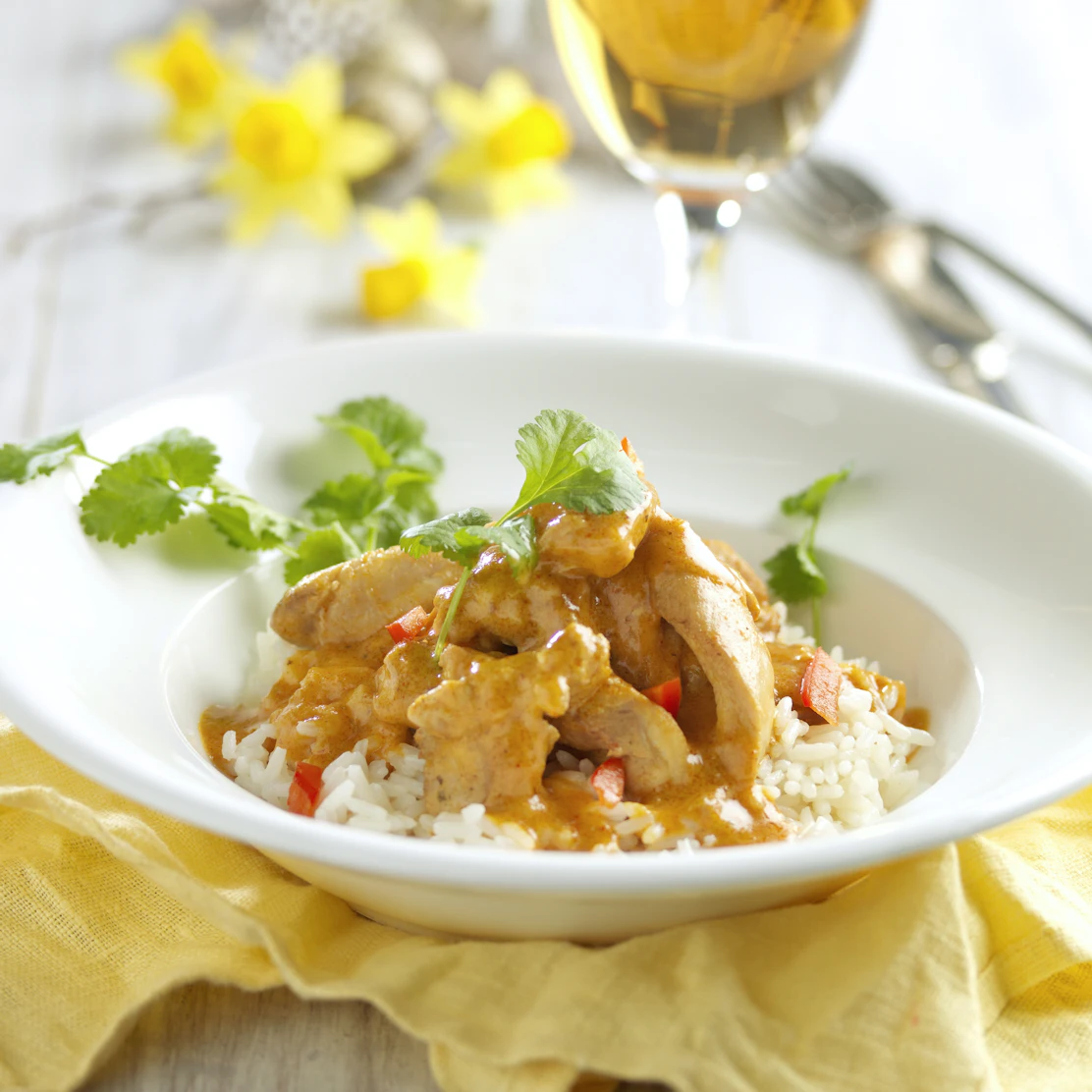 Röd currykyckling med koriander- och gurksallad