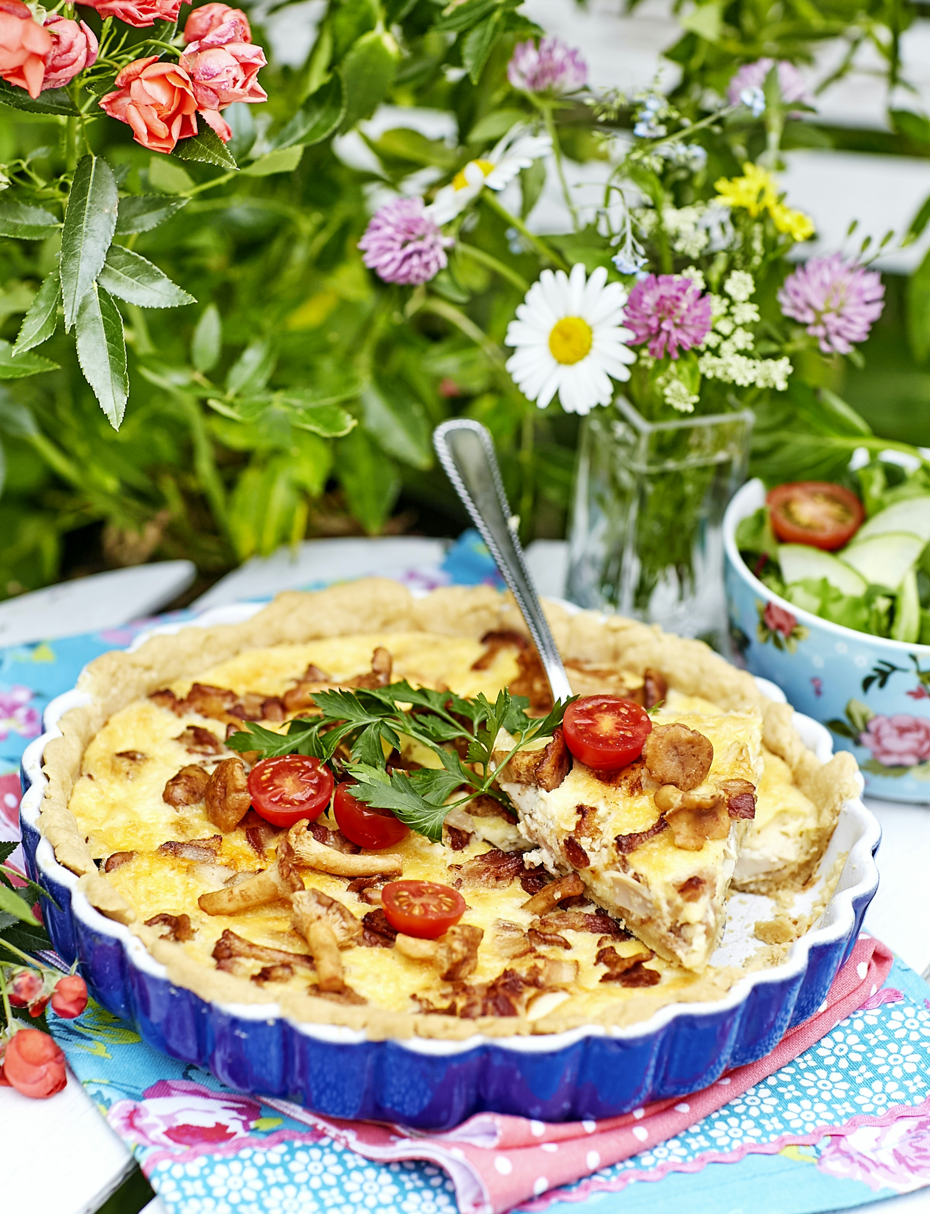 Kycklingpaj med bacon och kantareller