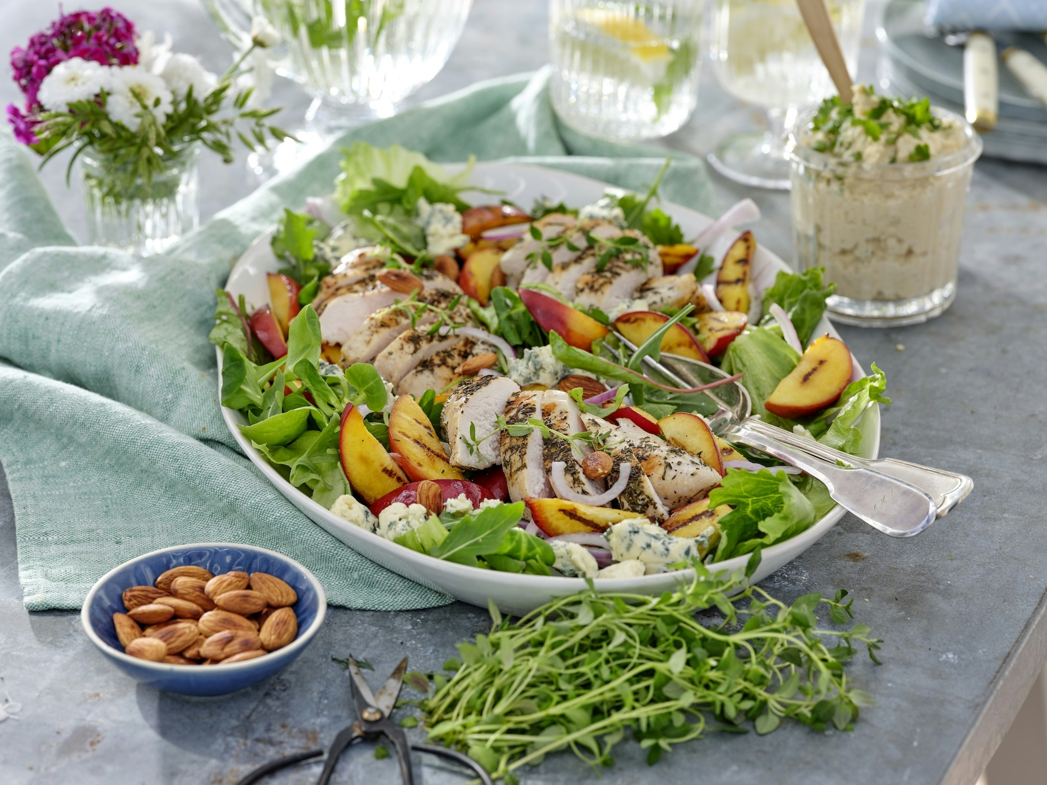Kycklingsallad med nektariner och ädelost