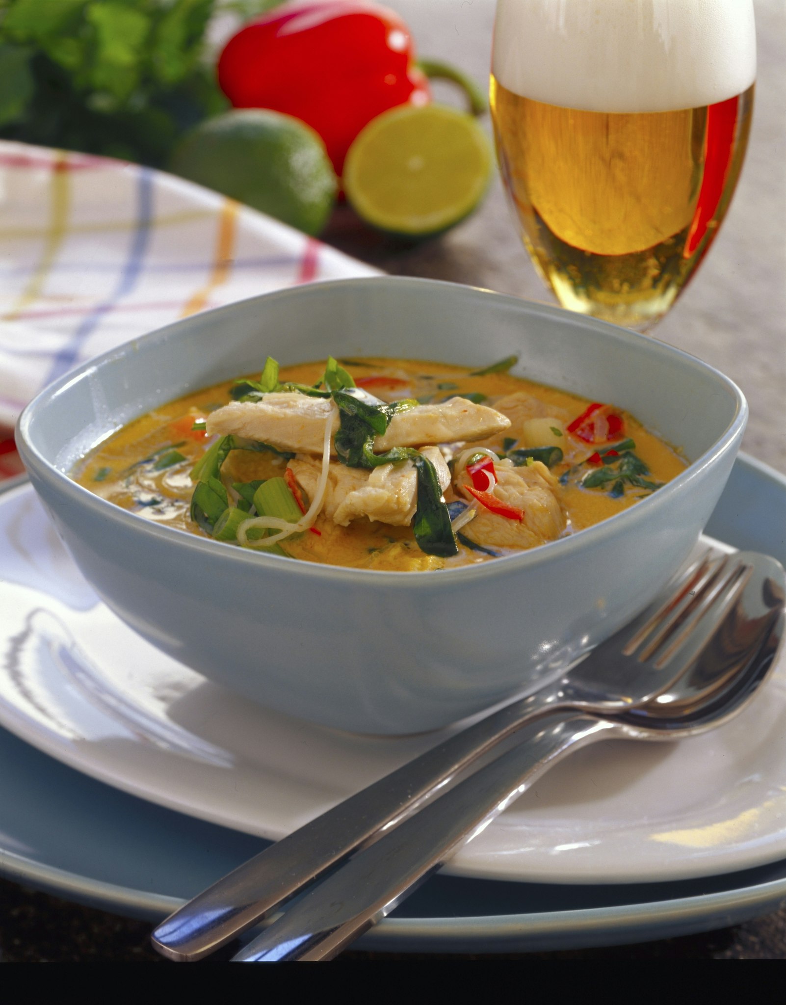 Kycklingsoppa med nudlar, ingefära och sweet chili