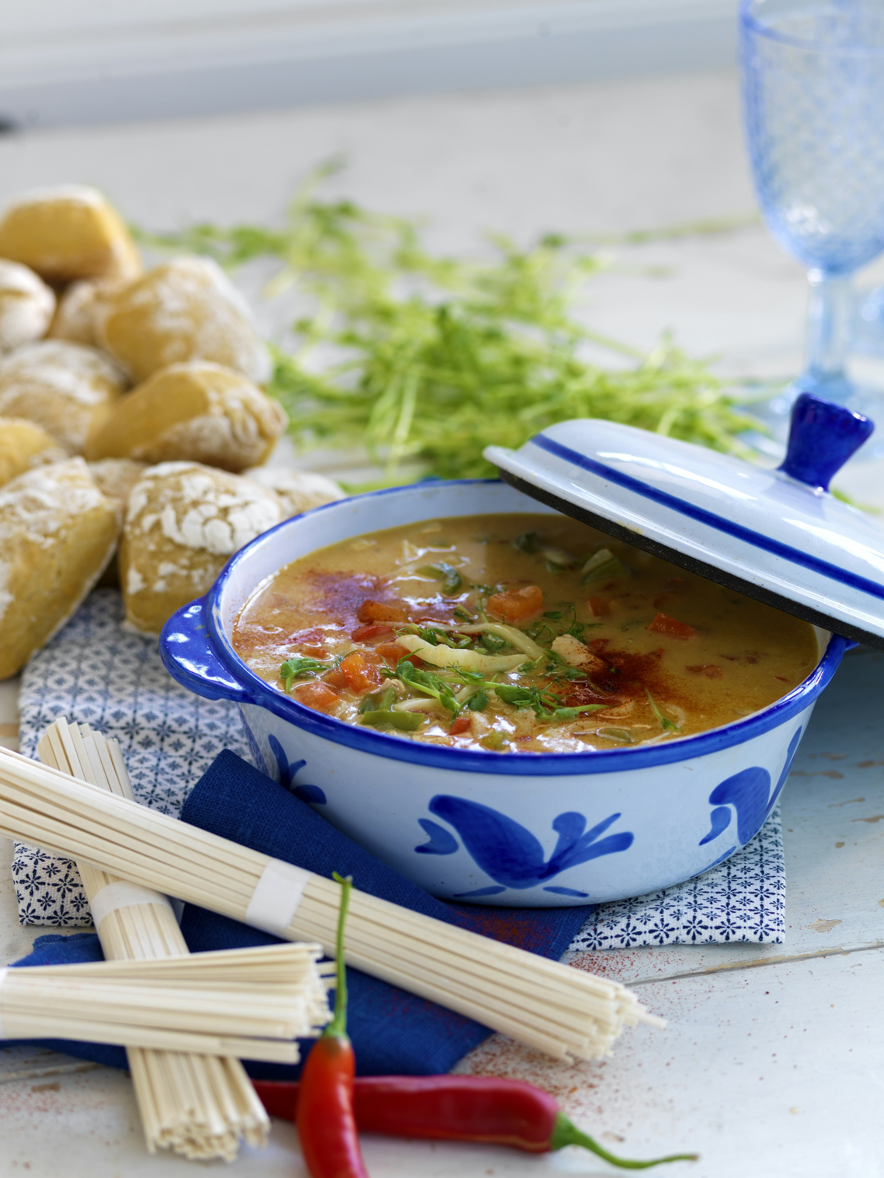 Kycklingsoppa med nudlar, ingefära och sweet chili