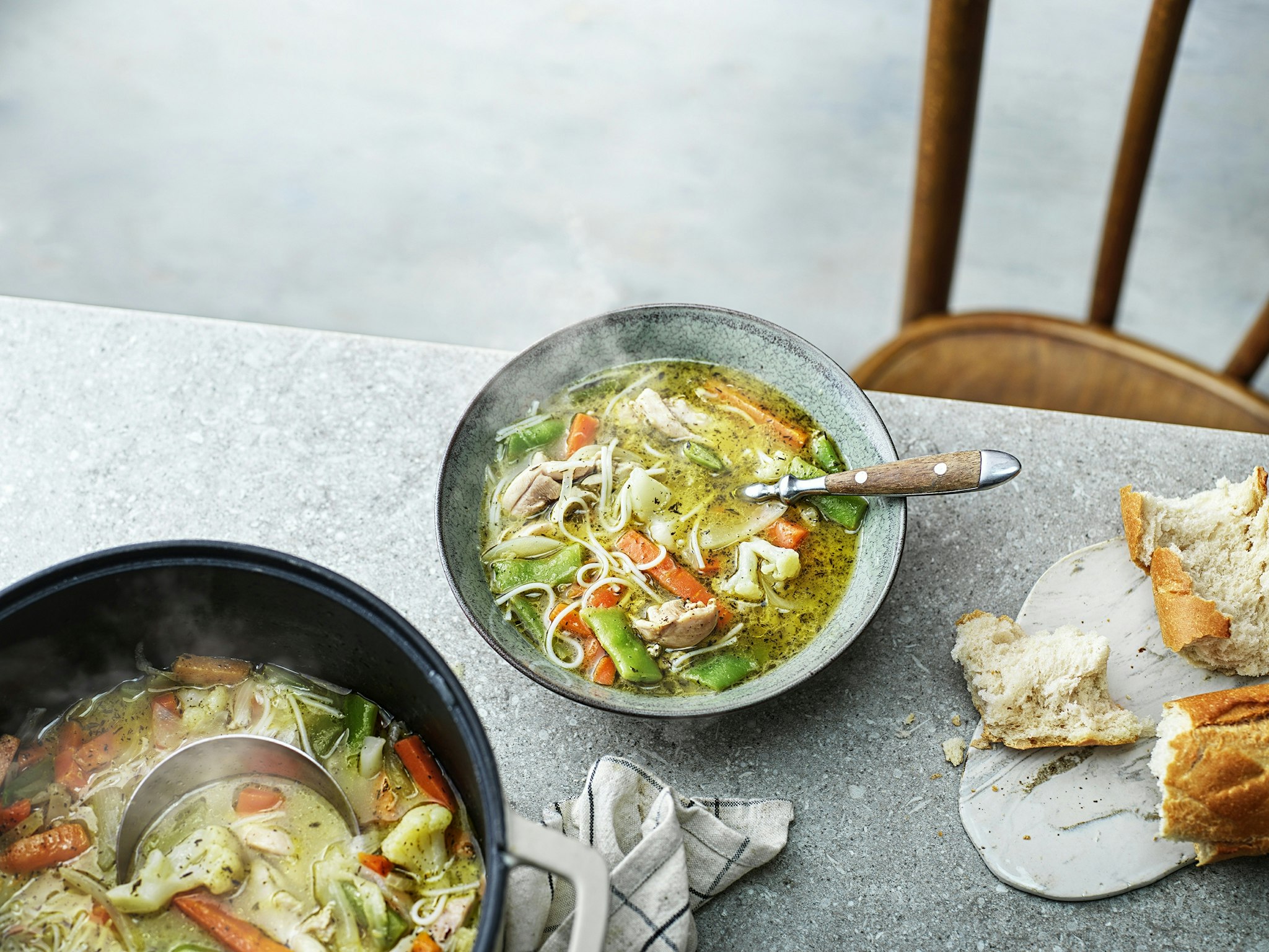 Kycklingsoppa med herrgårdsgrönsaker