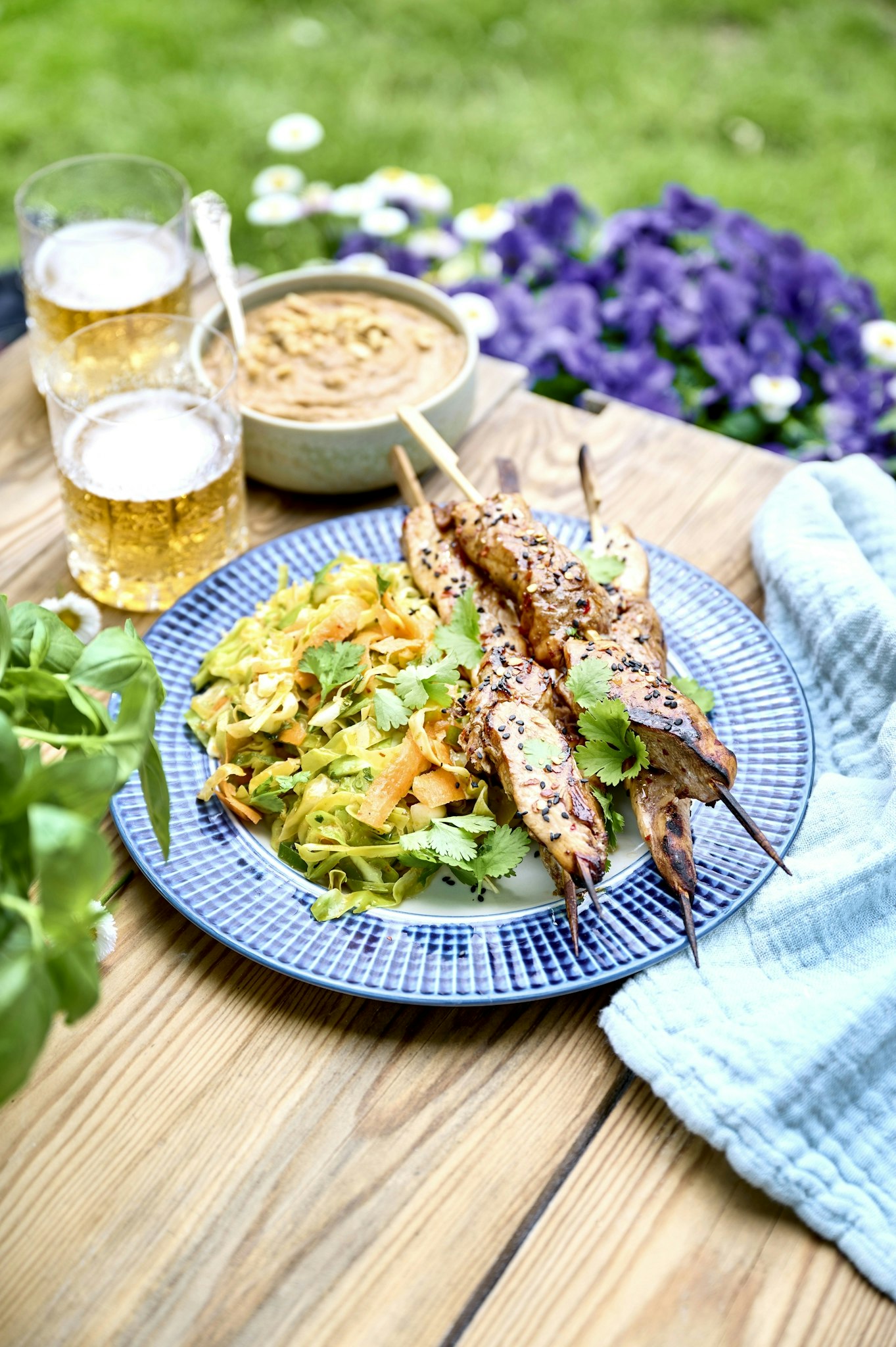 Kycklingspett med jordnötssås & asiatisk kålsallad