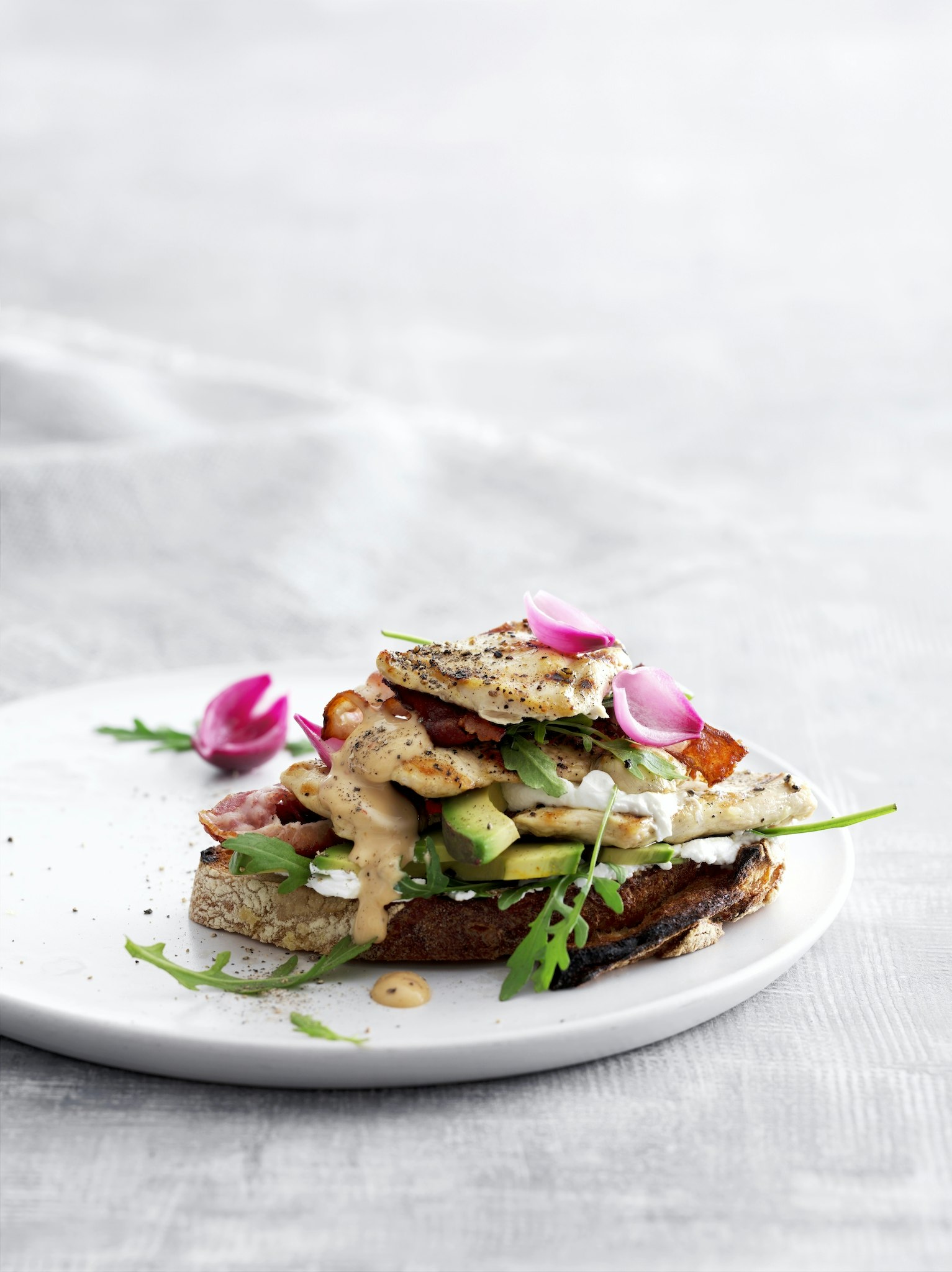 Kycklingtoast med bacon och picklad rödlök