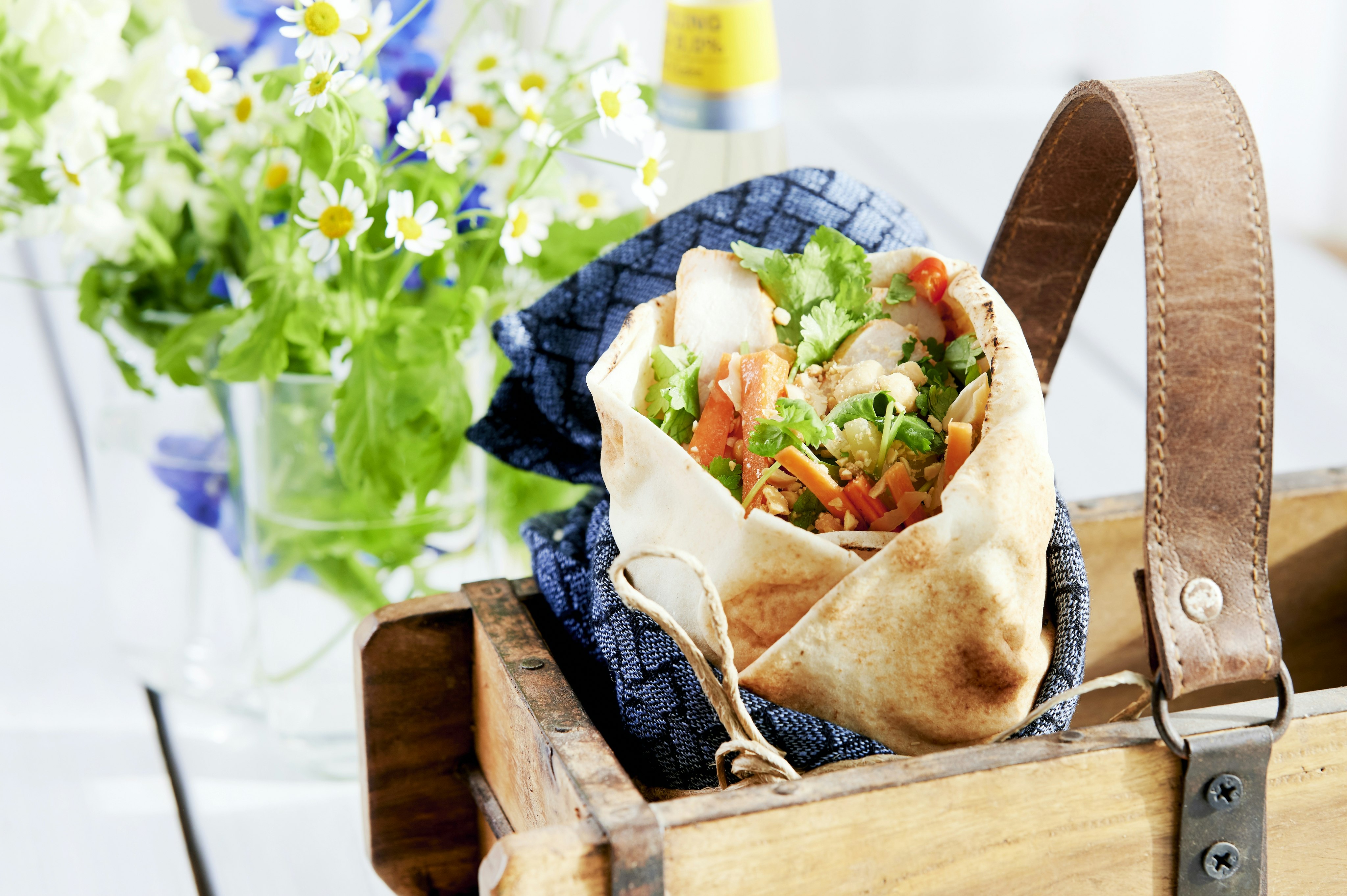 Kycklingwrap med krispig kålsallad och jordnötter