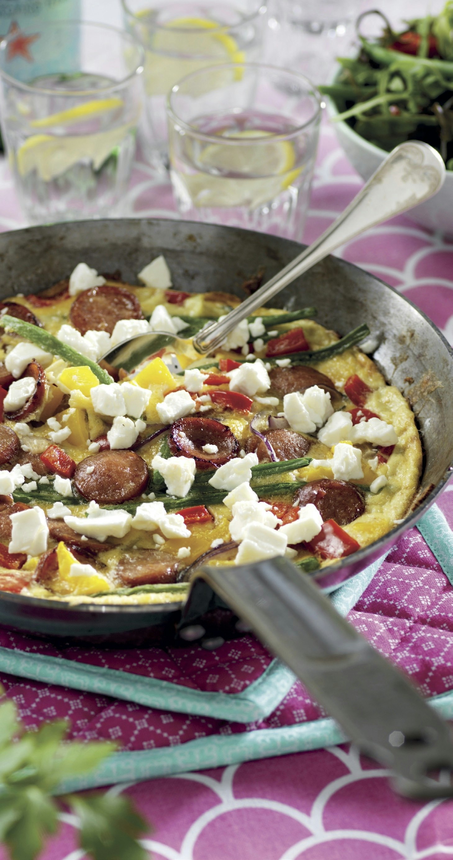 Frittata med kryddstark korv och paprika