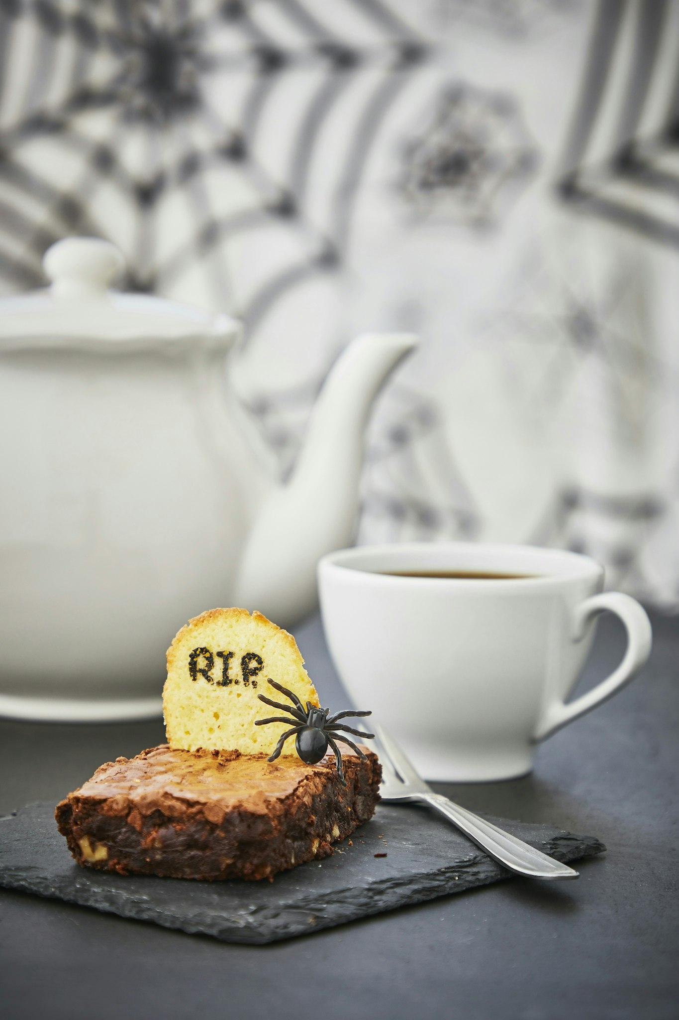 Kyrkogårdsbrownies med spröda småkakor