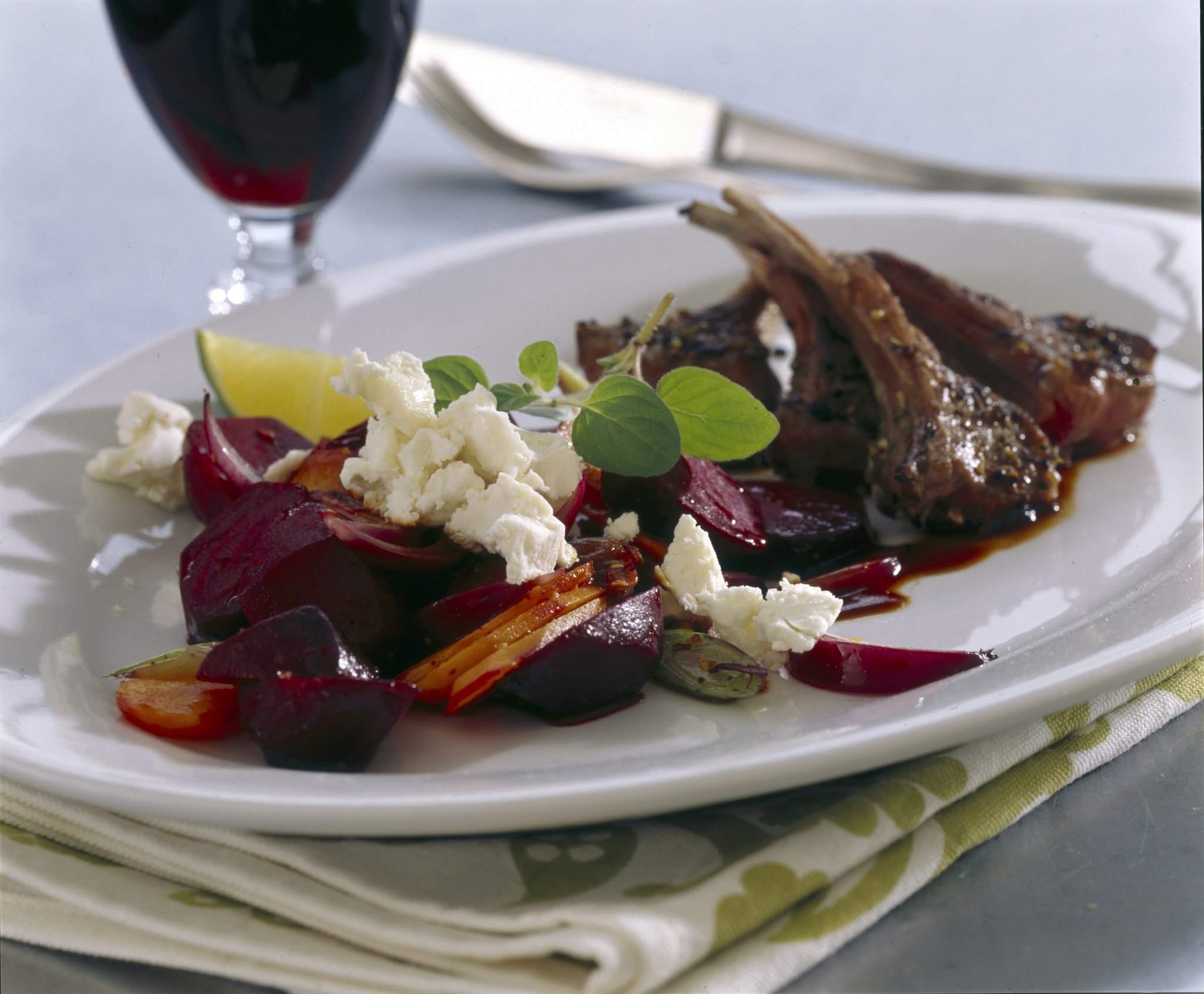 Lammracks med ugnsbakade rotfrukter och getost