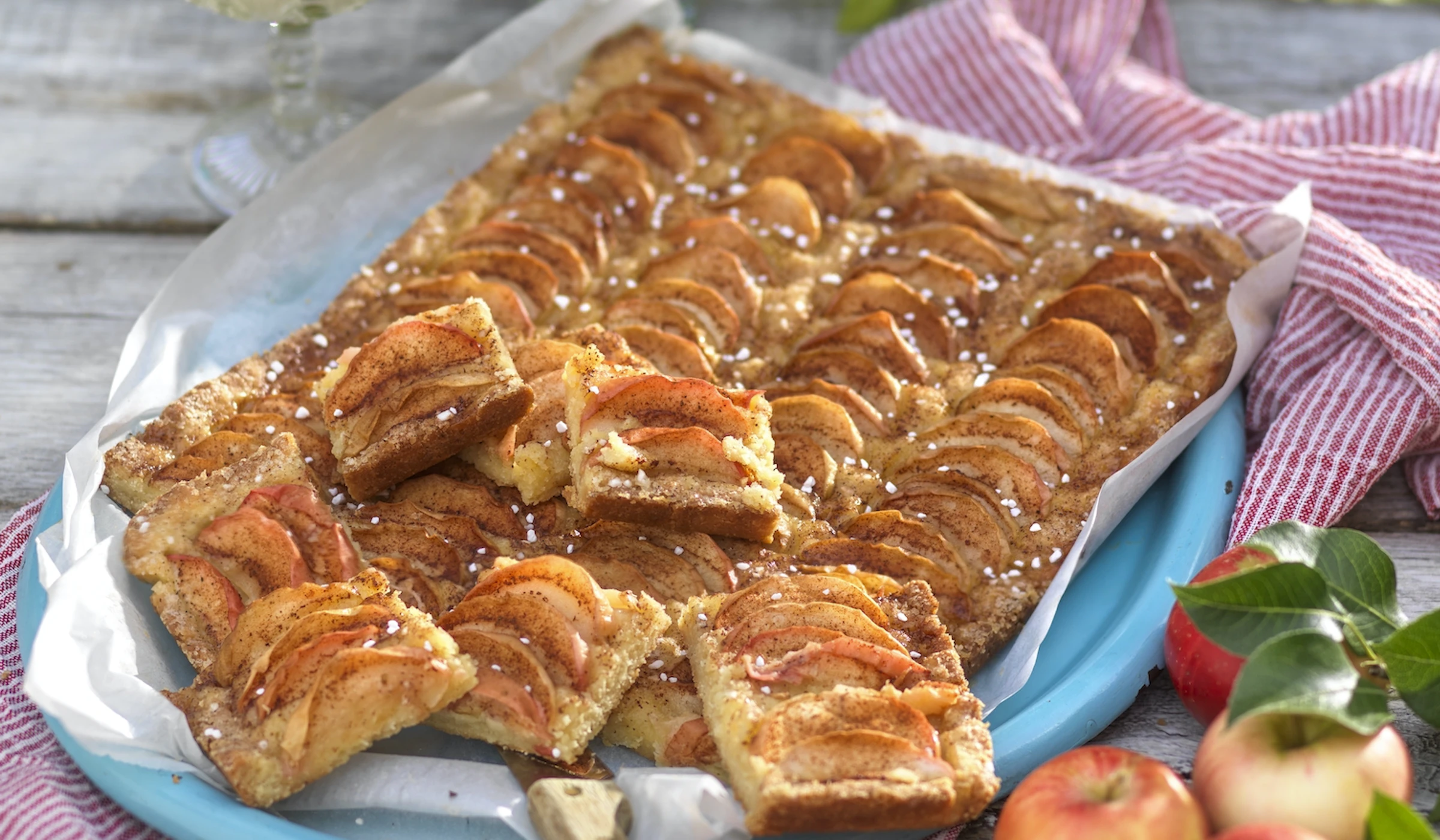 Яблучна шарлотка зі сметанною заливкою