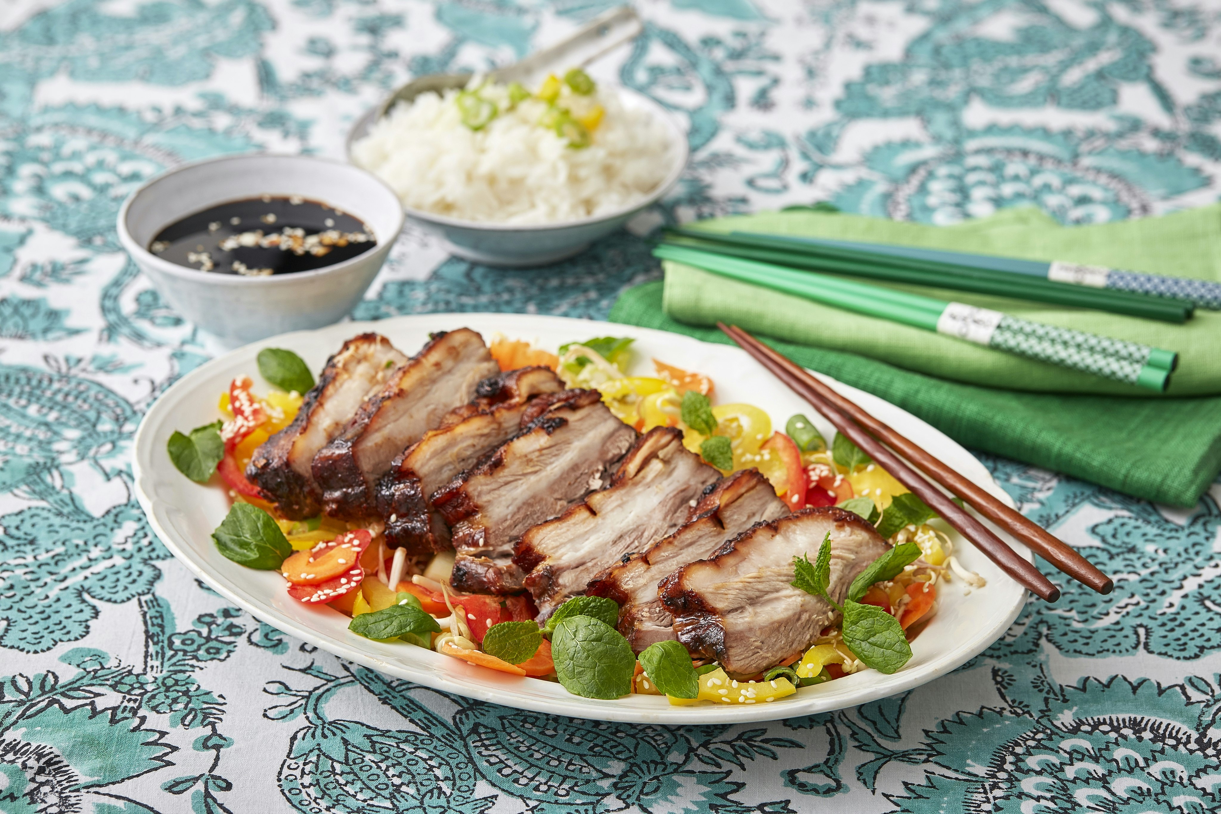Långstekt sidfläsk med asiatisk sallad-image