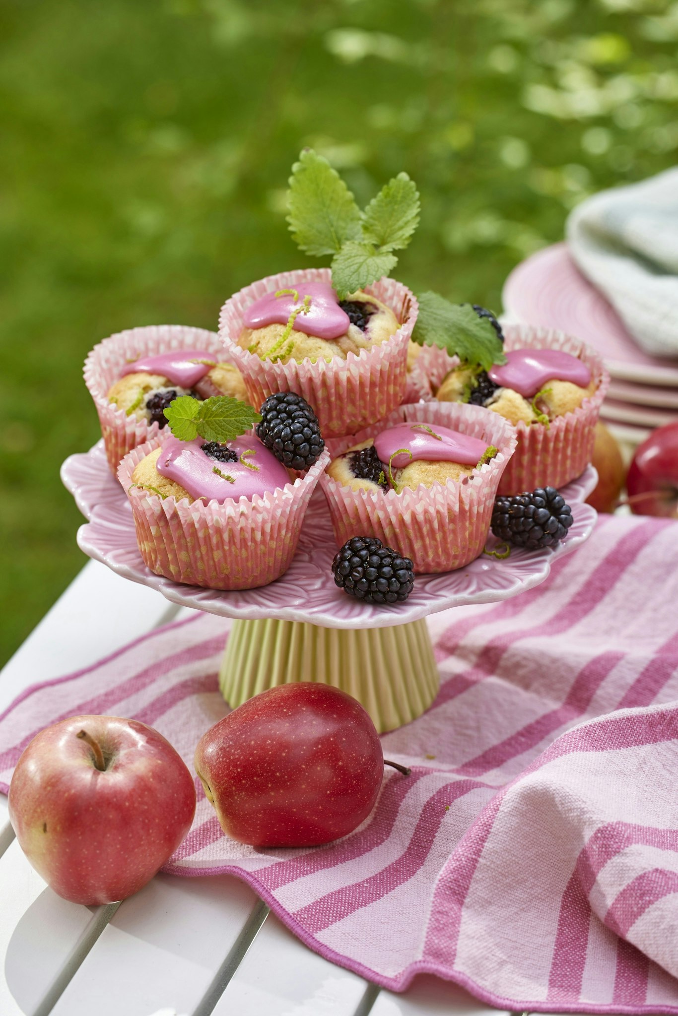 Äppelmuffins med björnbär och glasyr