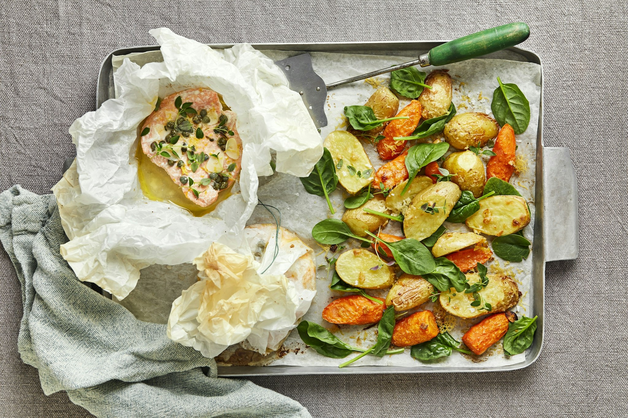 Lax i paket med ugnsbakade rotfrukter