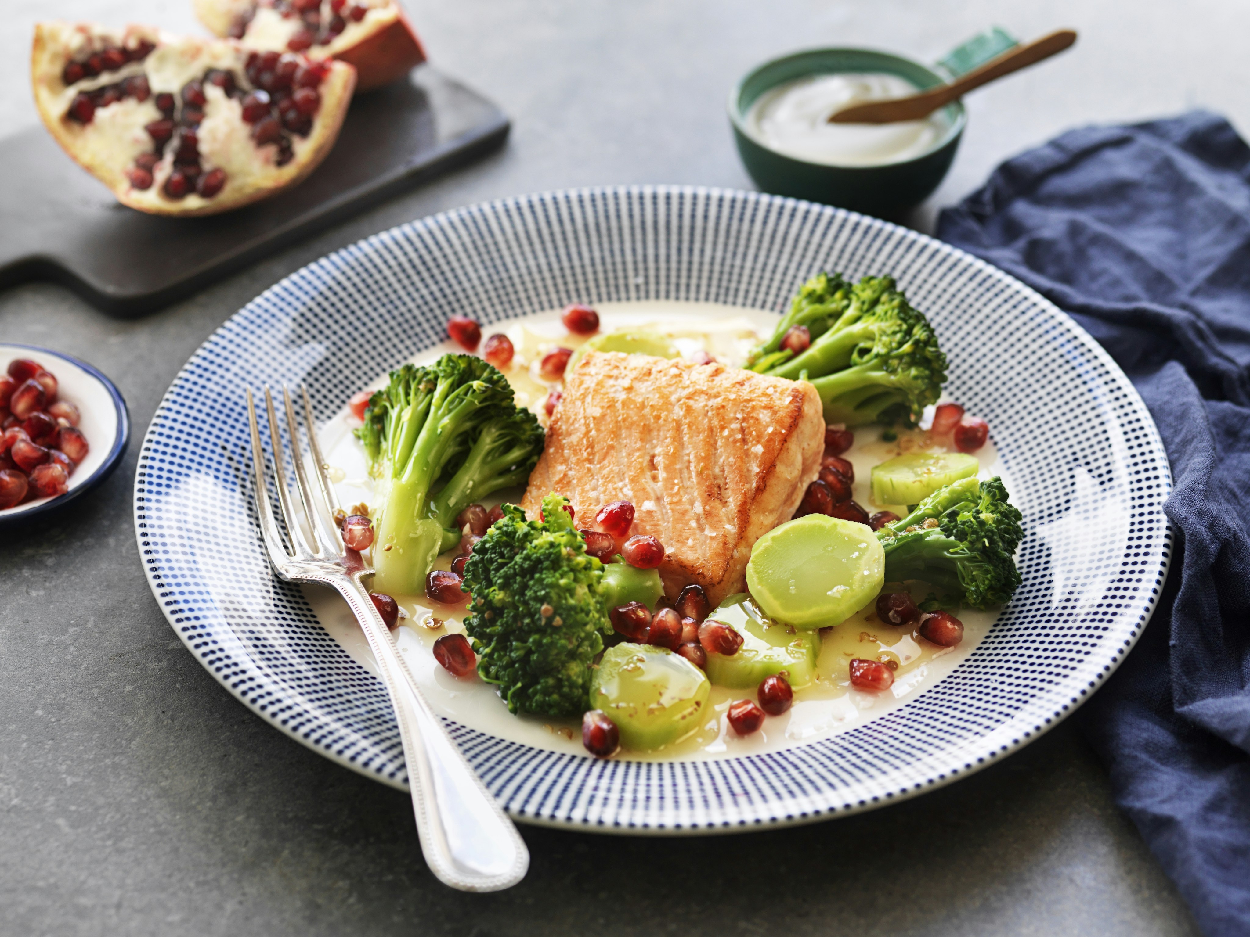 Lax med äppelsås och granatäpple