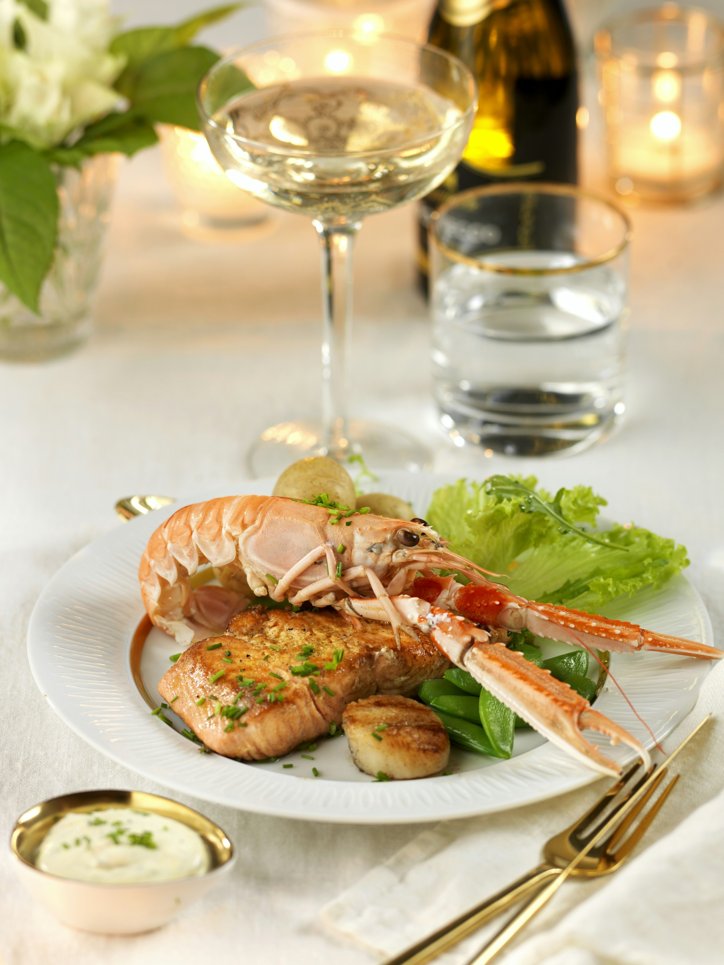 Lyxig lax med havets läckerheter