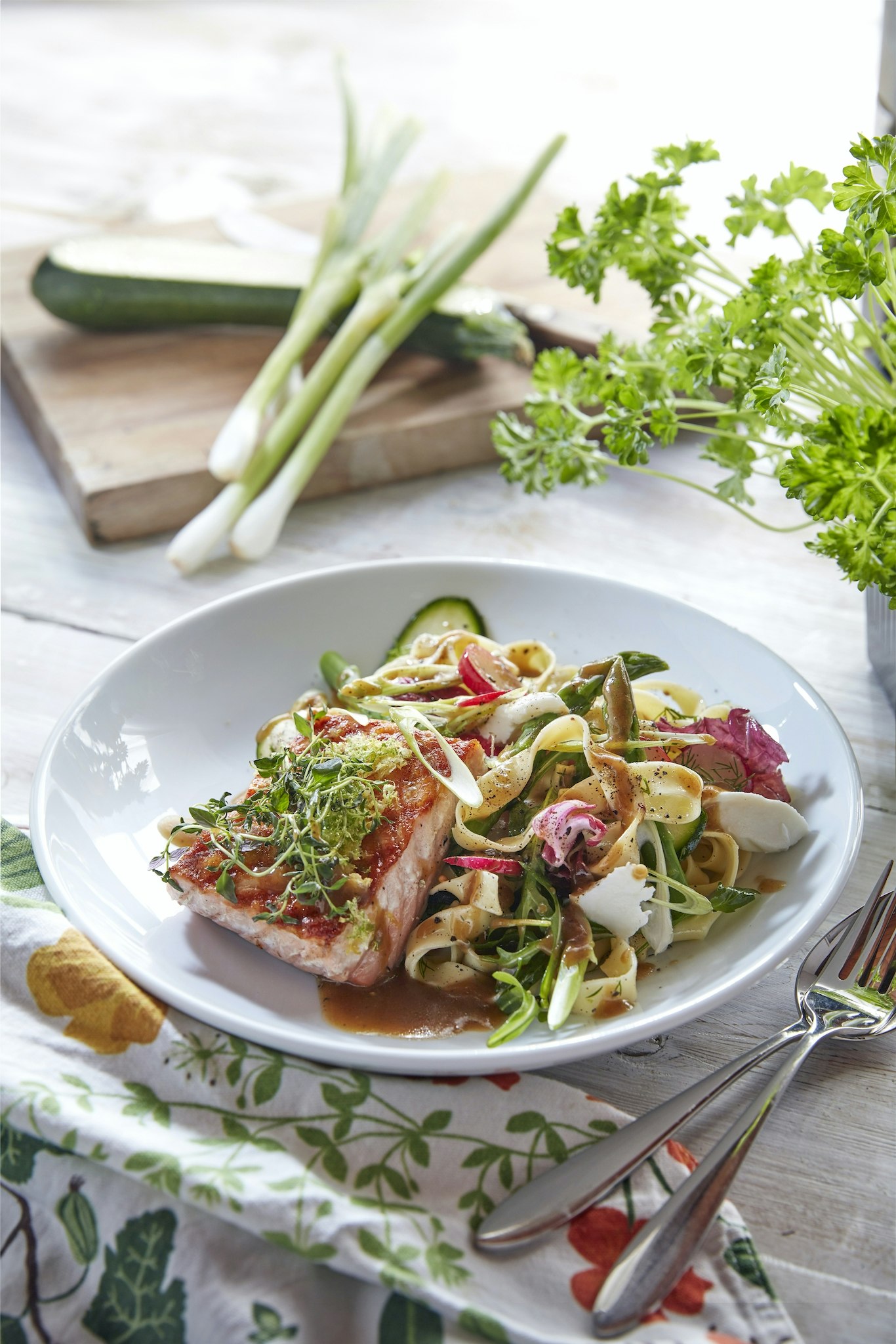 Lax med örttopping och fransk senapsdressing