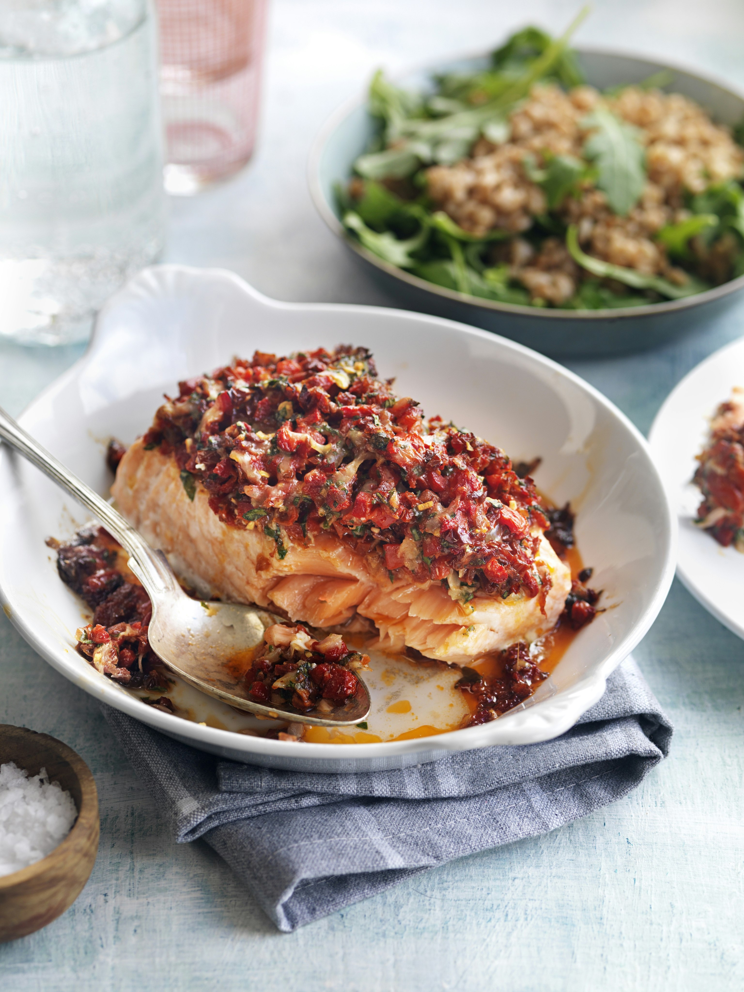 Ugnsbakad lax med röd pesto