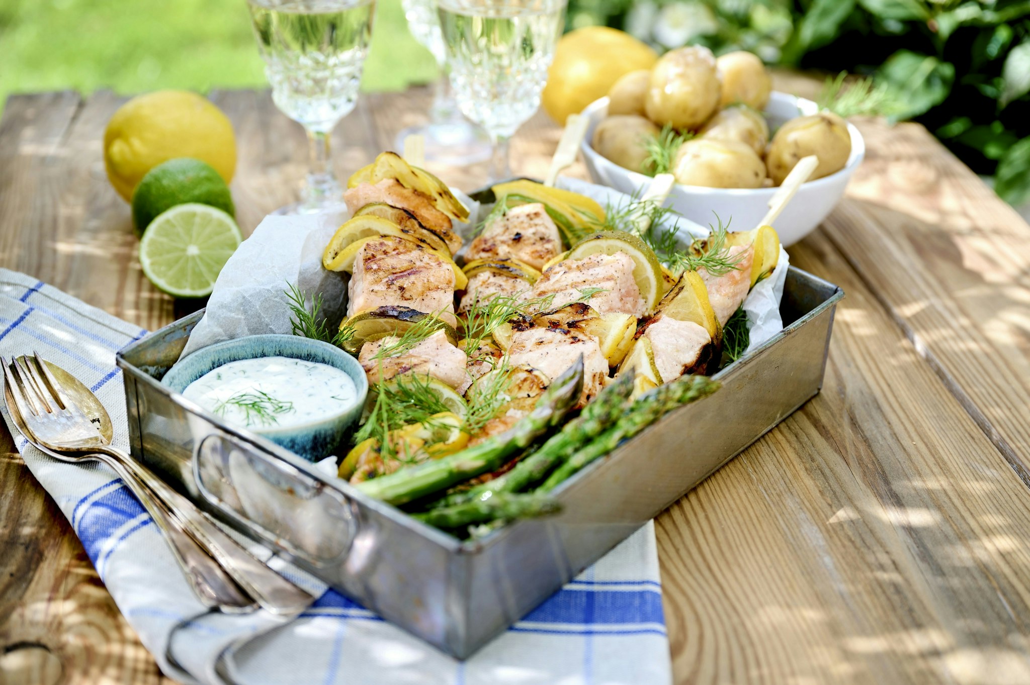 Laxspett med citrus, vitlökssås och sparris