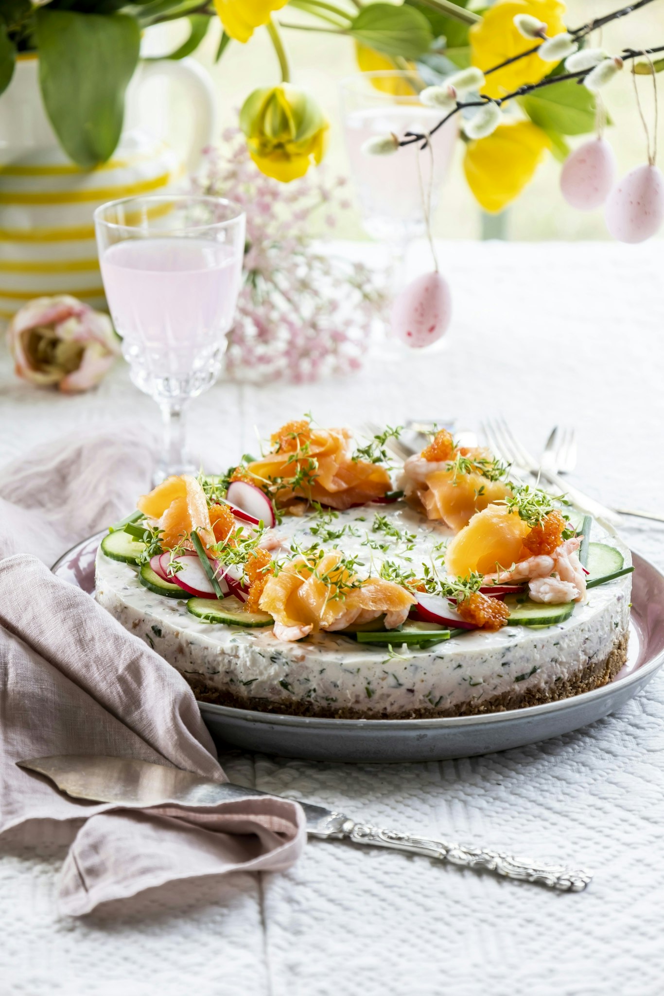 Lax- och räktårta med rökt kaviar