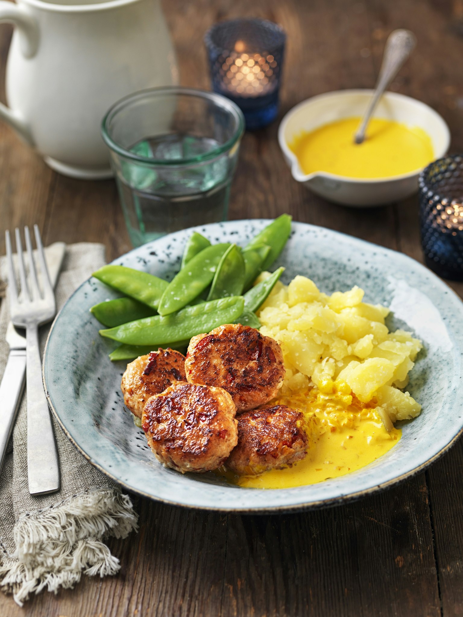 Laxbullar med saffranssås och krossad potatis