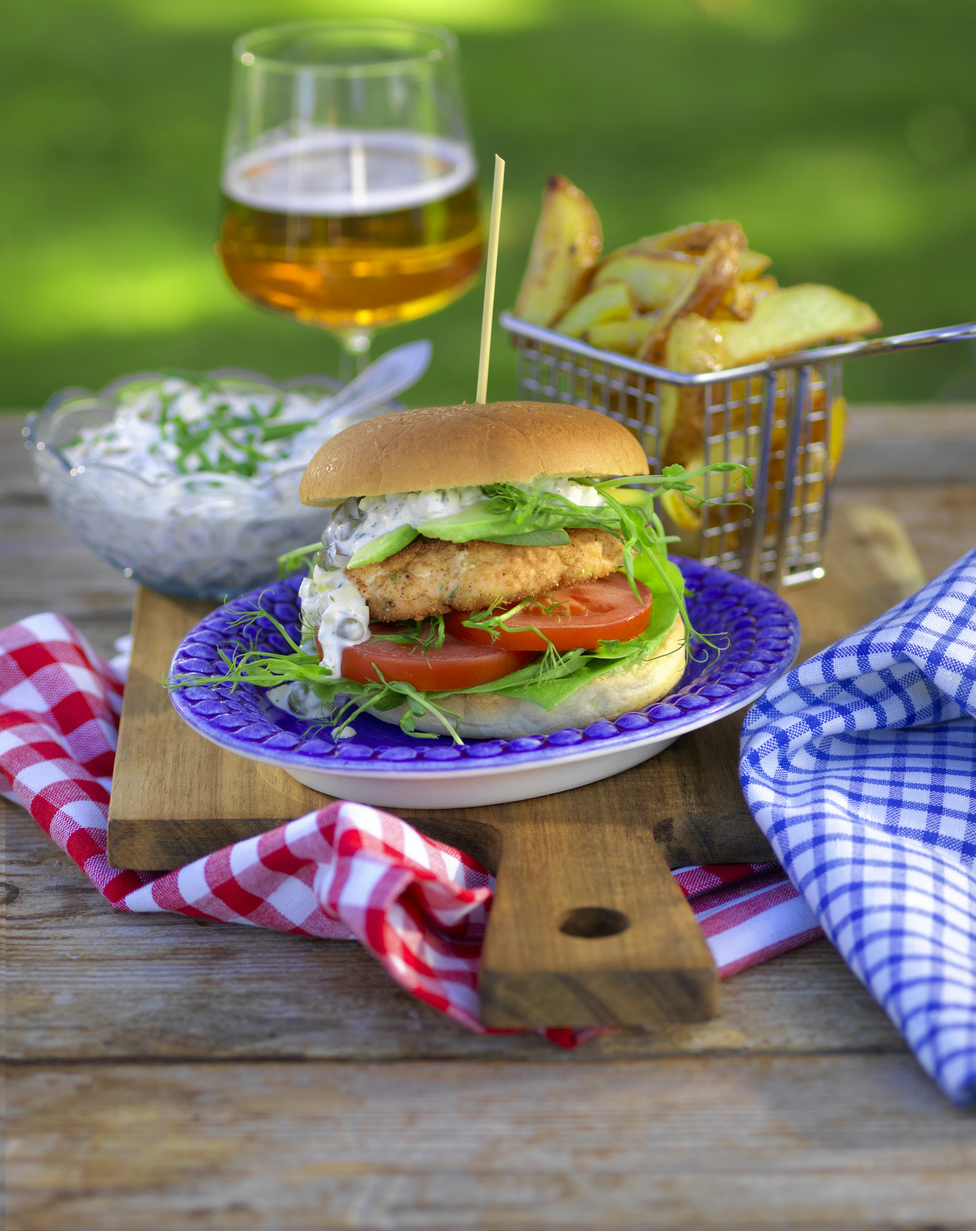 Laxburgare med gurk- och kaprisdressing