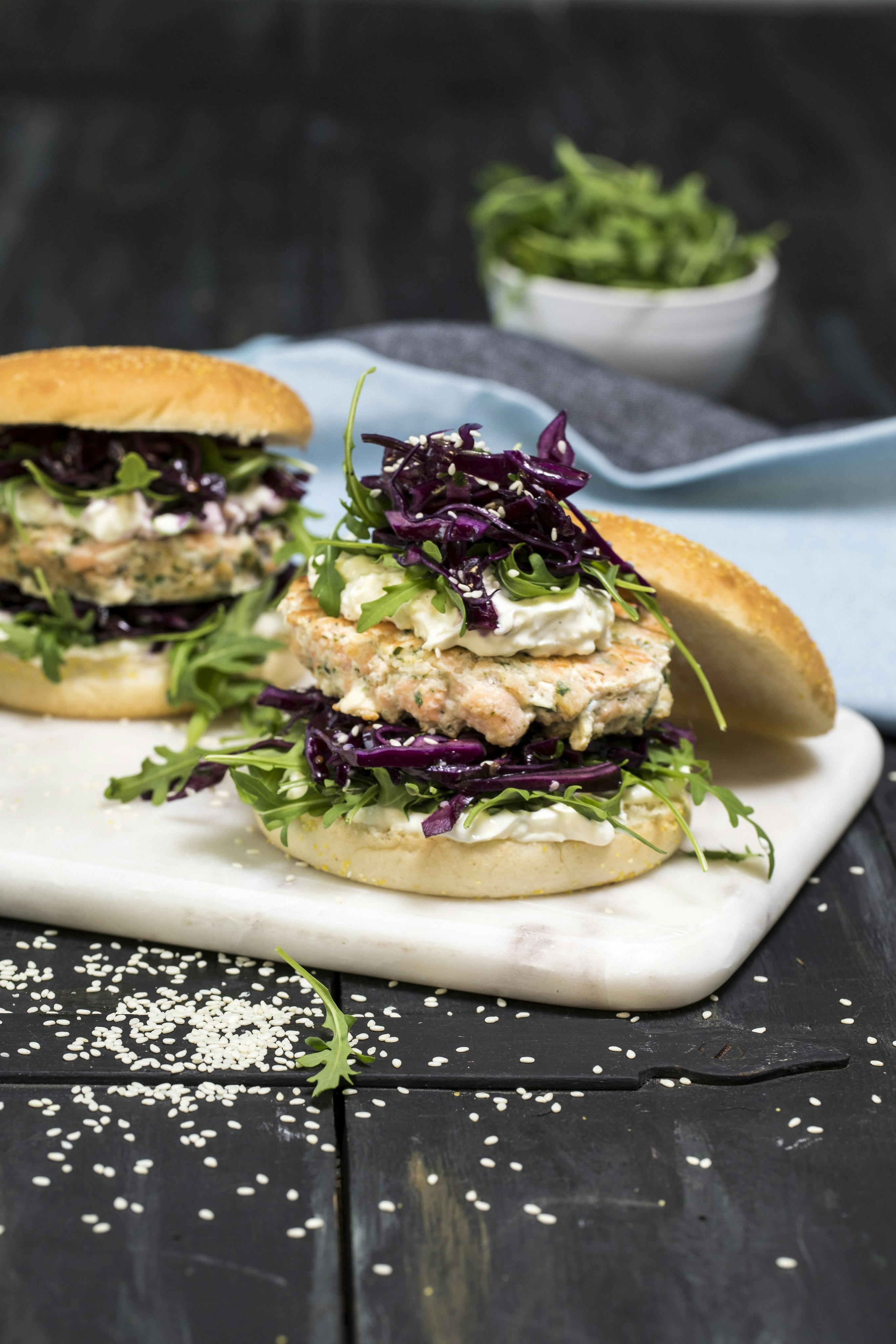 Laxburgare med ostkräm och rödkålssallad