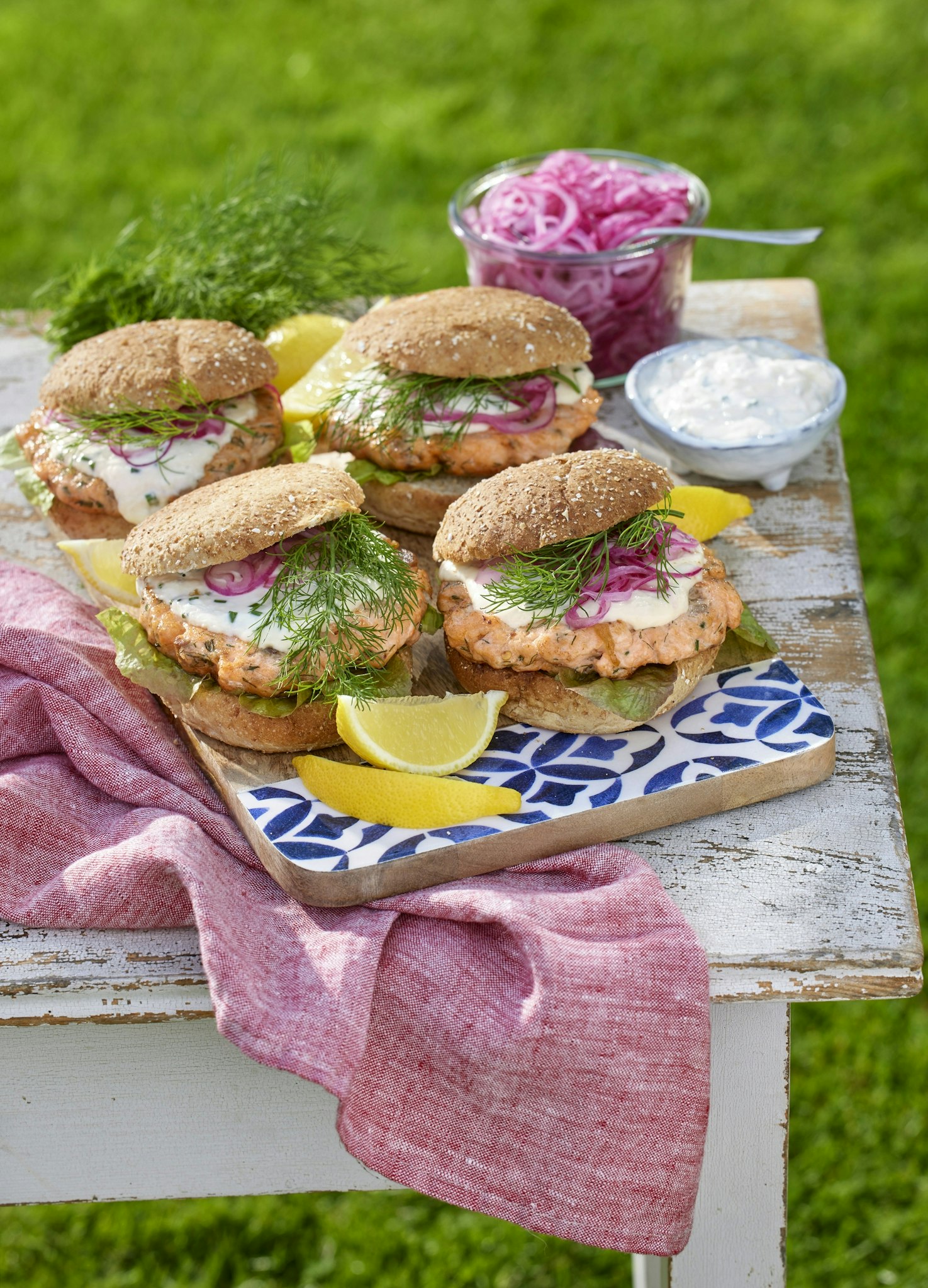 Laxburgare med parmesankräm och picklad lök