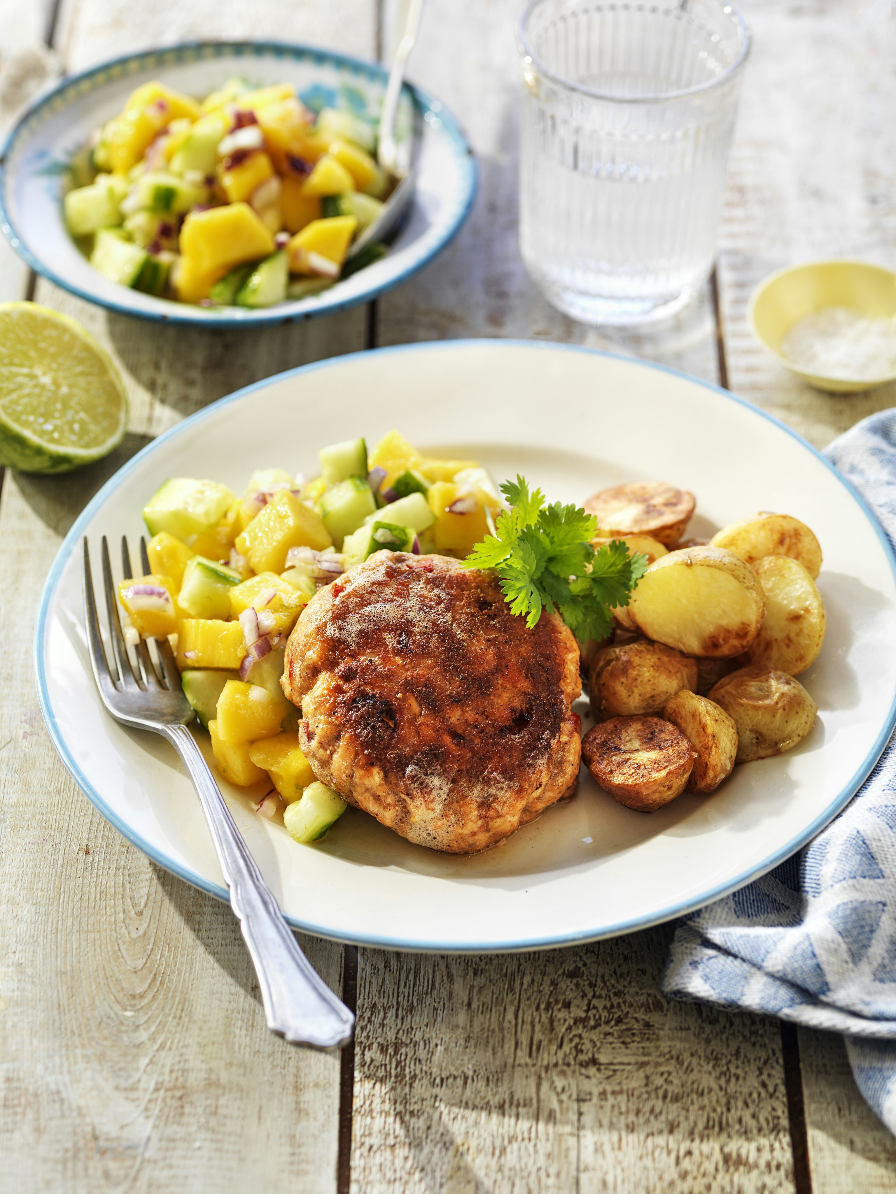 Laxfärsbiffar med mango- och gurksallad