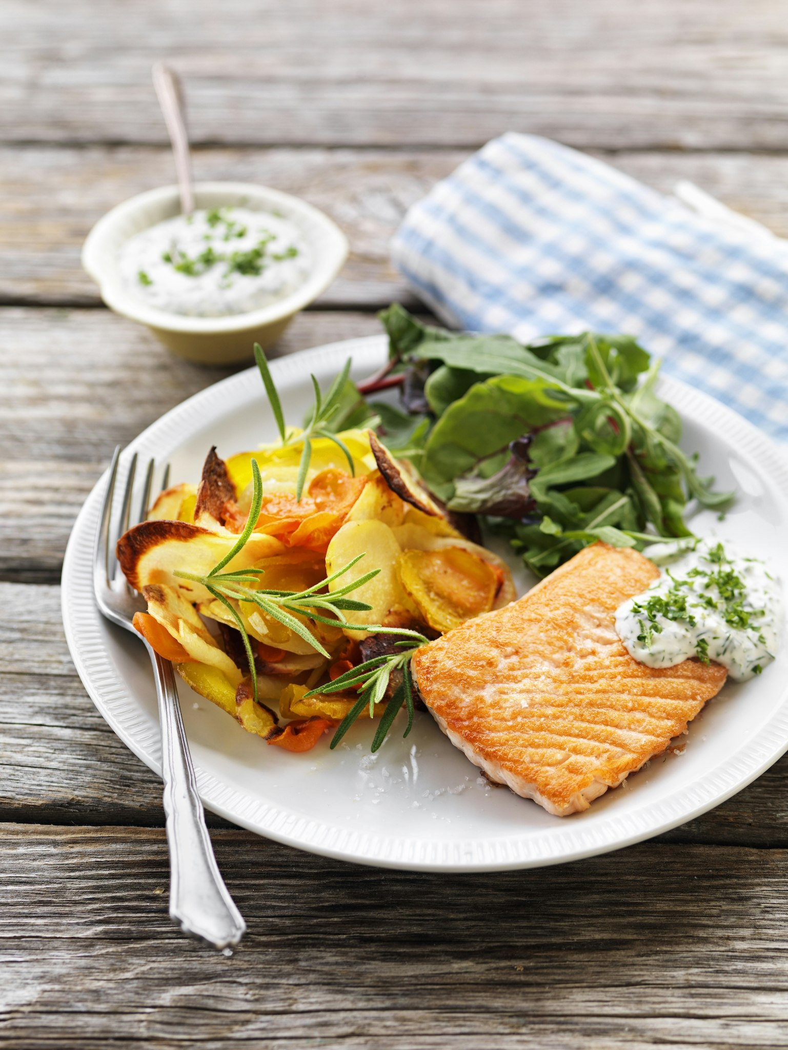 Lax med rotfrukter och örtsås