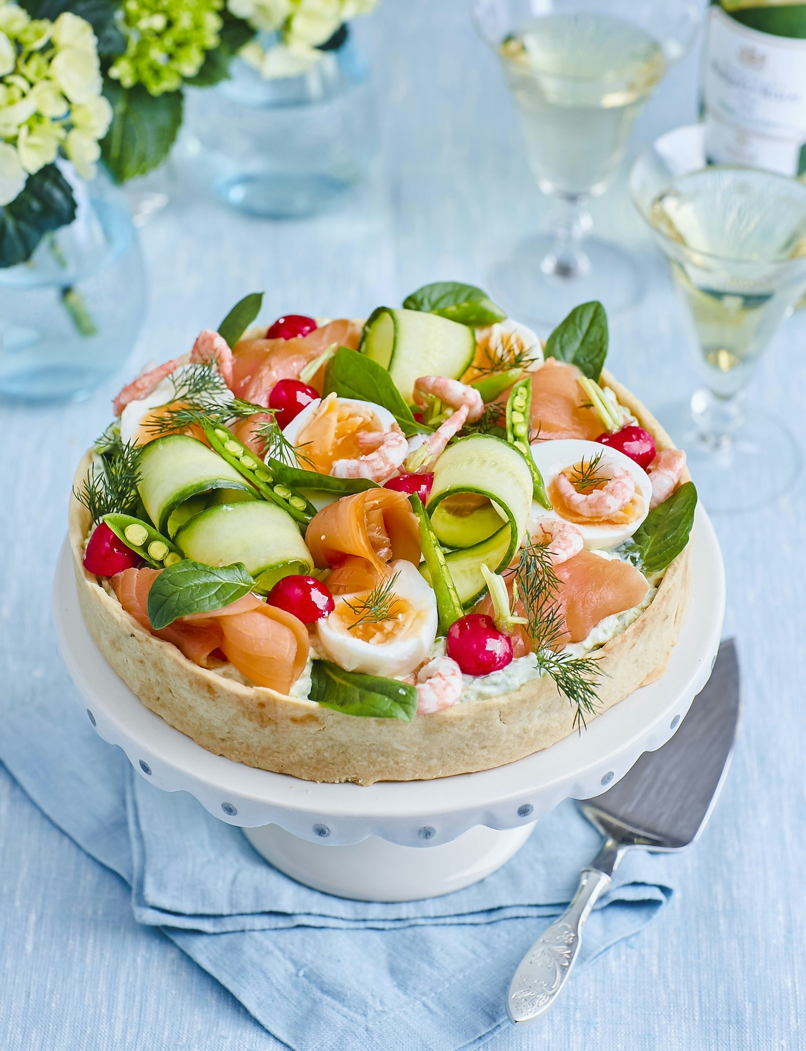 Kall laxpaj med ärtkräm, fetaost och räkor