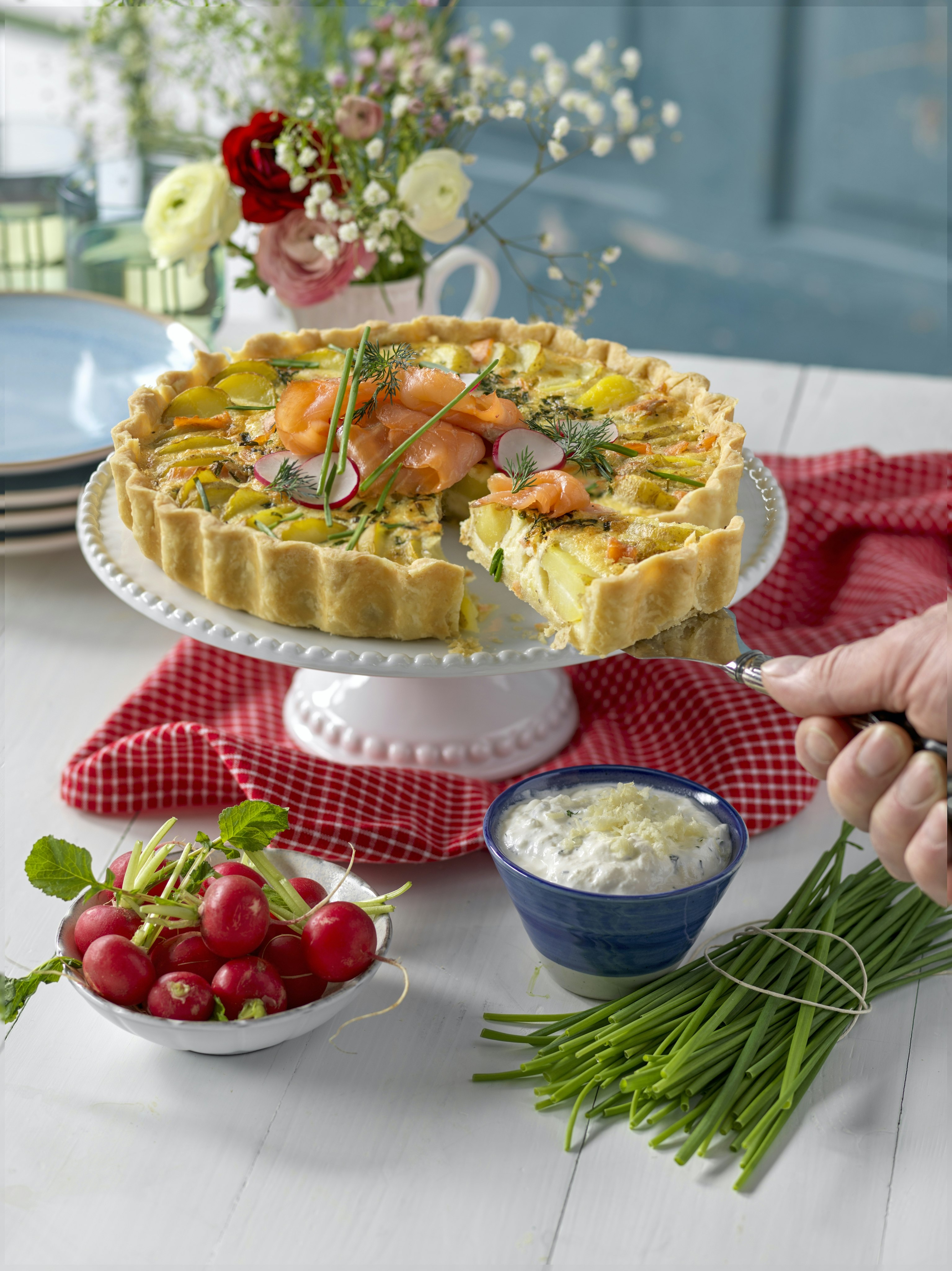 Laxpaj med färskpotatis-image