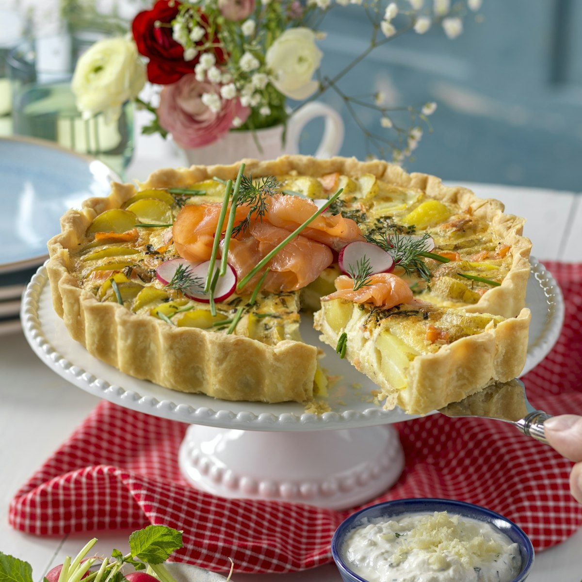 Laxpaj med färskpotatis-image