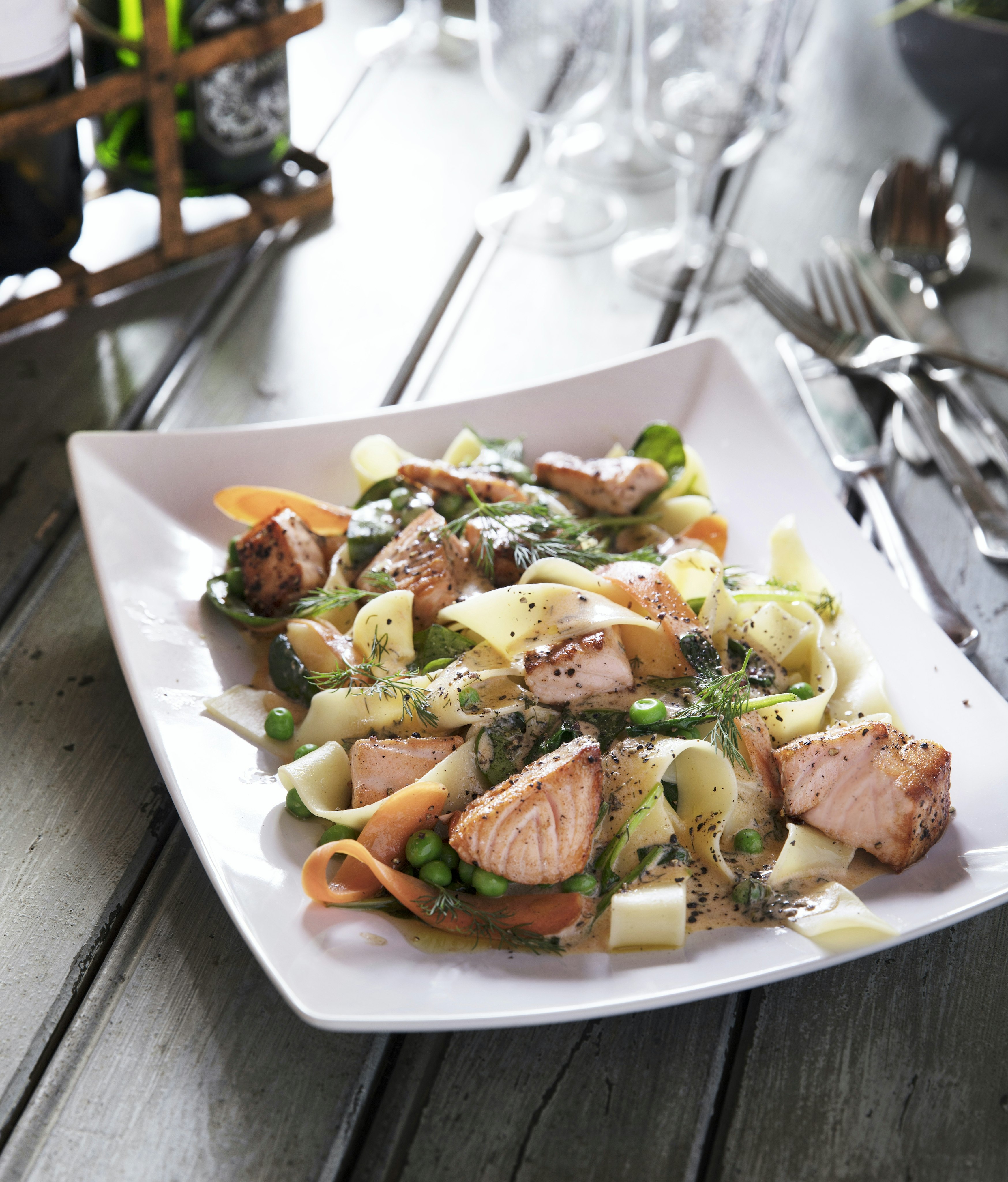 Laxpasta med späda grönsaker och enkel vinsås